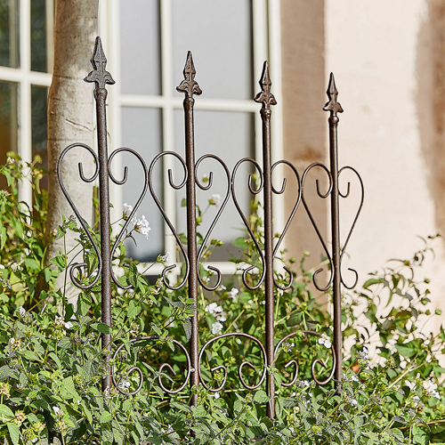 Decoratief metalen tuinhek in vintage stijl met roestkleurige afwerking en sierlijke punten