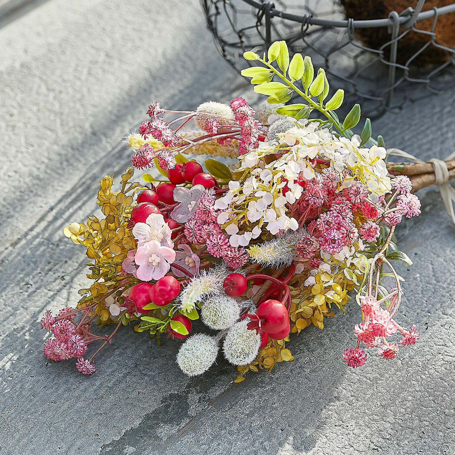 Sierboeket set van 2 Selivane Boeket van kunstbloemen en bessen in rood, wit en groen op grijze achtergrond, interieurdecoratie