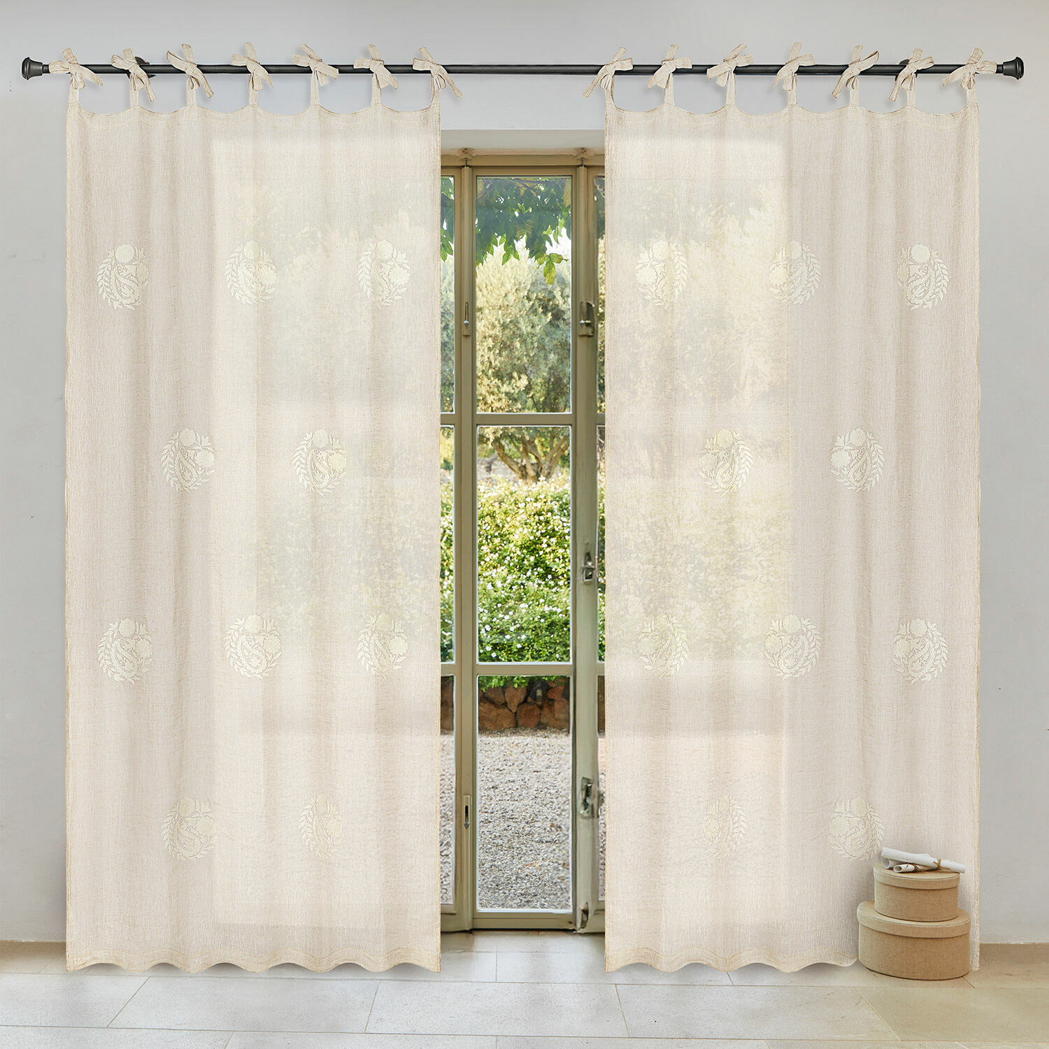 Gordijn Pivonar Beige katoenen gordijn met fijne borduursels en striklinten, stijlvolle raamdecoratie