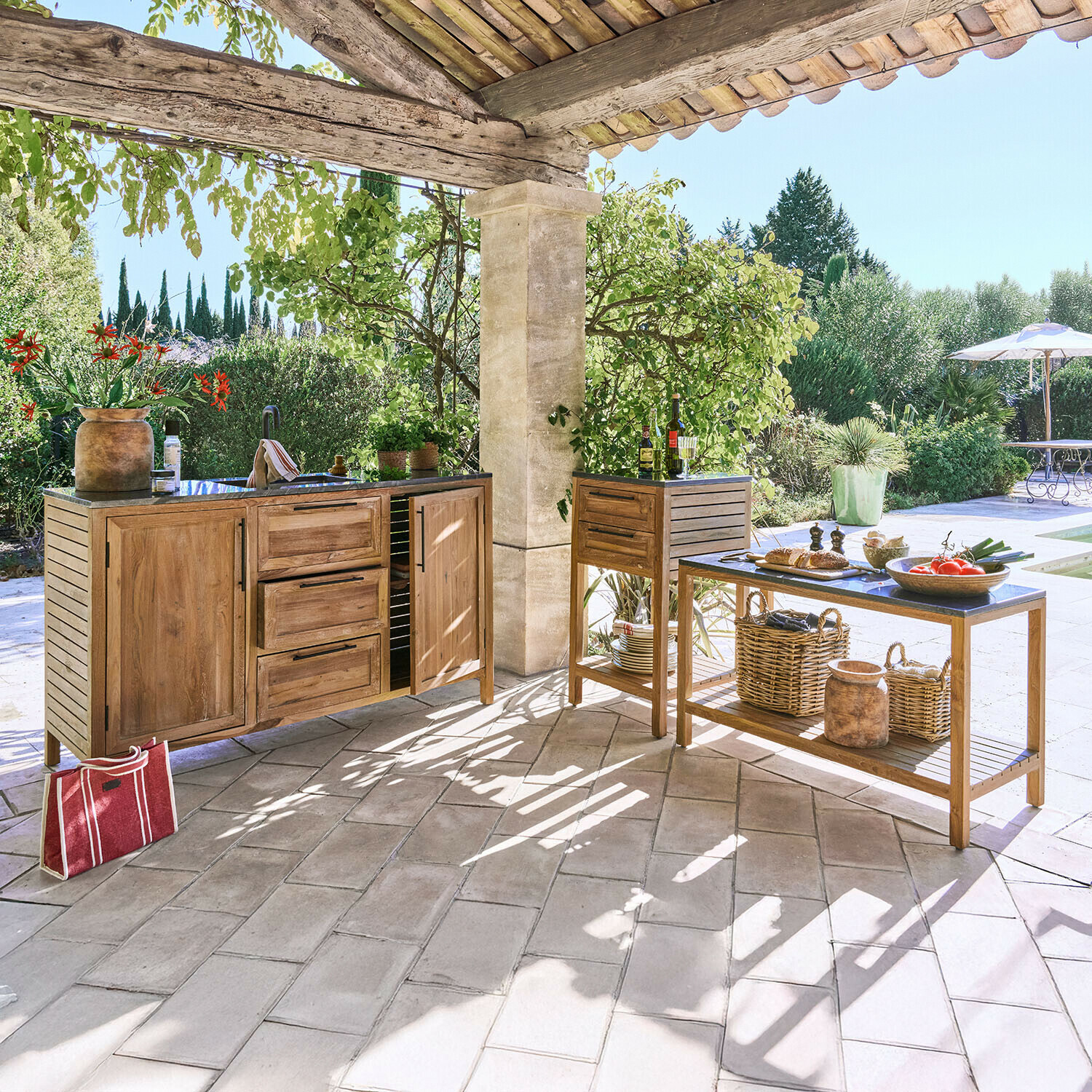 Buitenkeukenmeubels van natuurlijk teakhout met stenen blad, ideaal voor tuin en terras