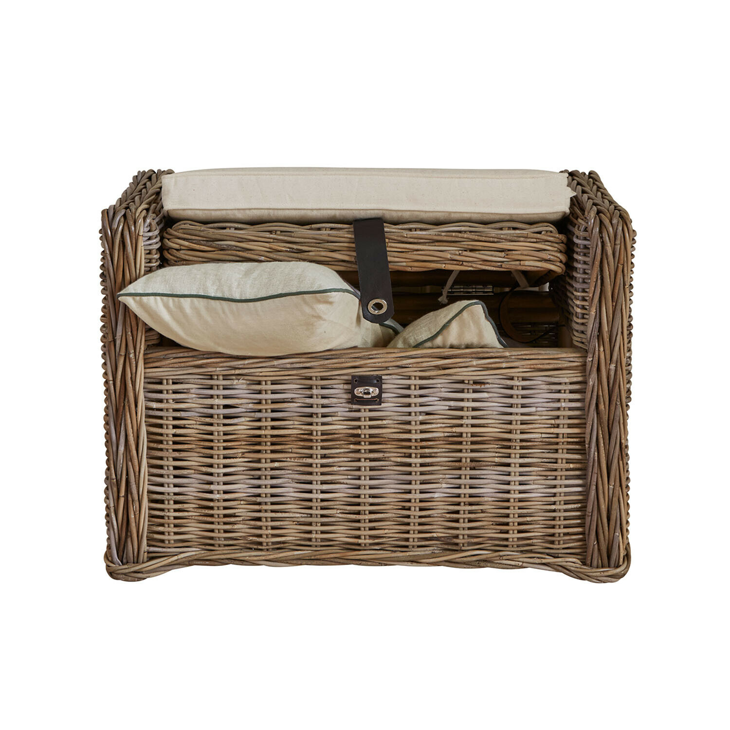Picknickmand van natuurlijk riet met crèmekleurige kussens en donkerbruine leren riem