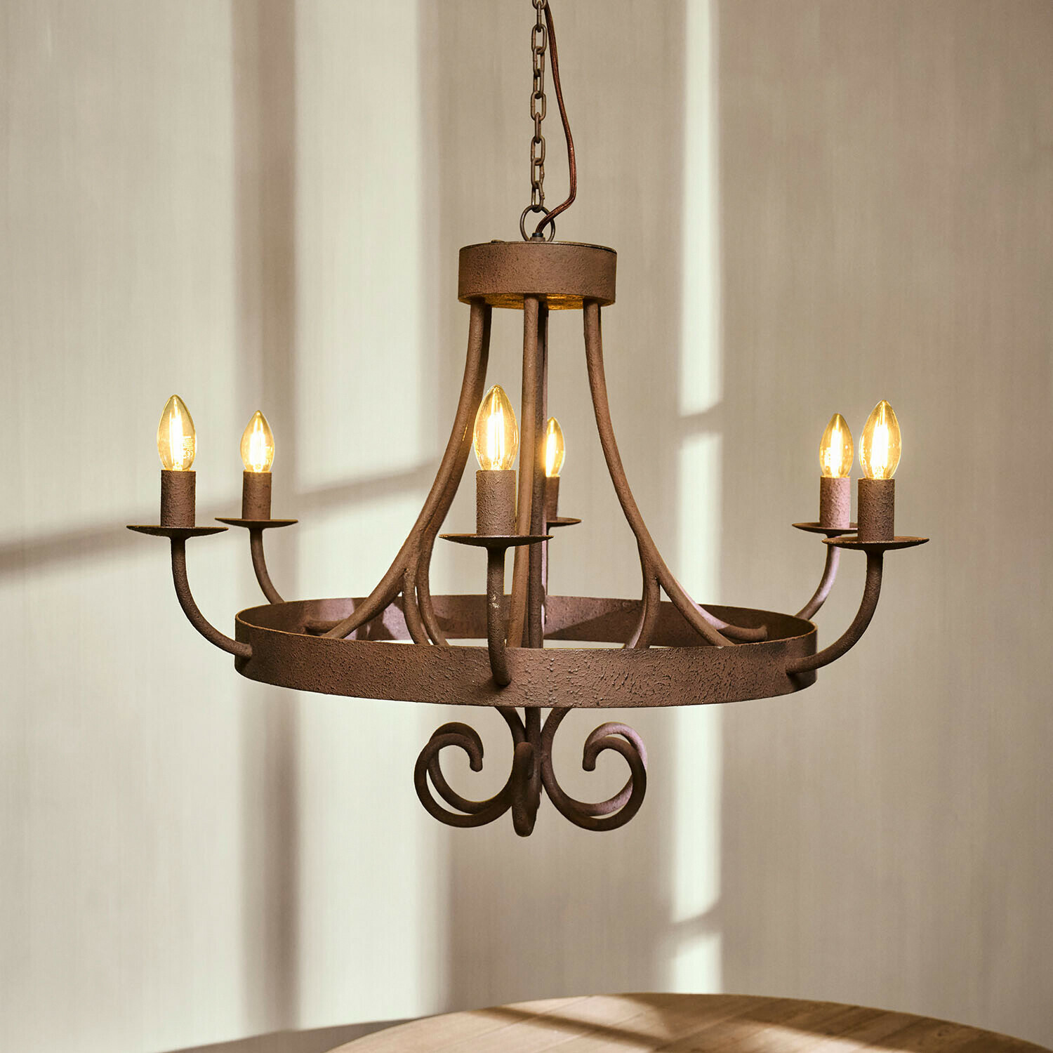 Kroonluchter Montarouse Rustieke metalen kroonluchter in roestkleur met zes kaarsvormige lampen, sfeerverlichting binnen