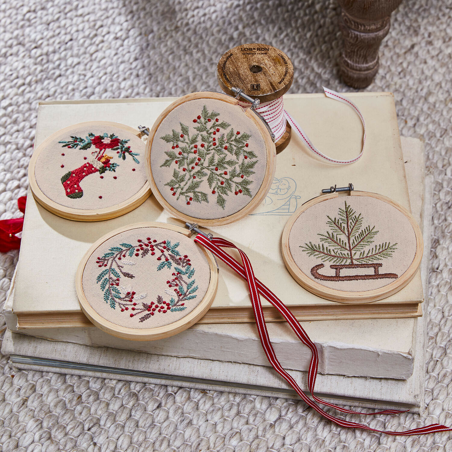 Hanger set van 4 Seravas Set van vier geborduurde kerstversieringen met plantenmotieven op beige stof in houten ring