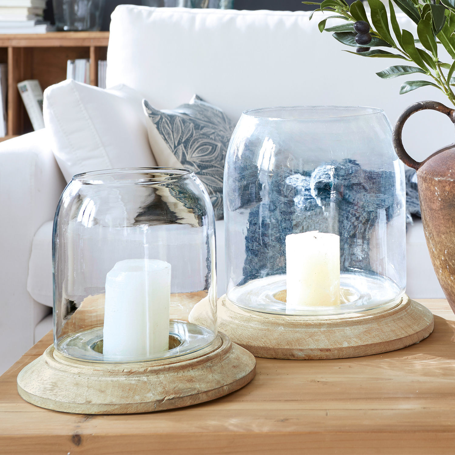 Windlicht set van 2 Bran Twee glazen en houten windlichten in natuurlijke kleur op houten tafel in woonkamer