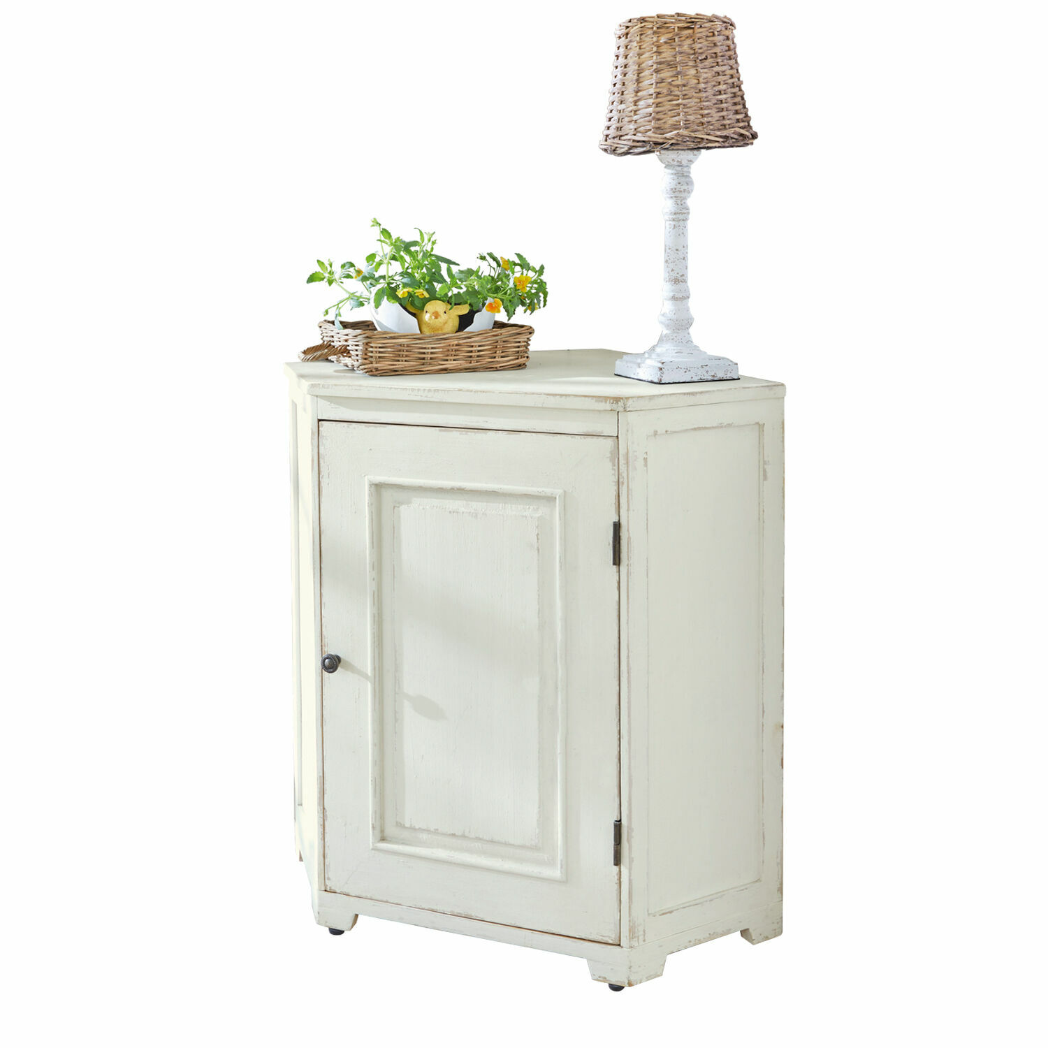 Hoekkast Yurielka Witte houten kast met één deur, daarop lamp met rieten kap en mand met planten