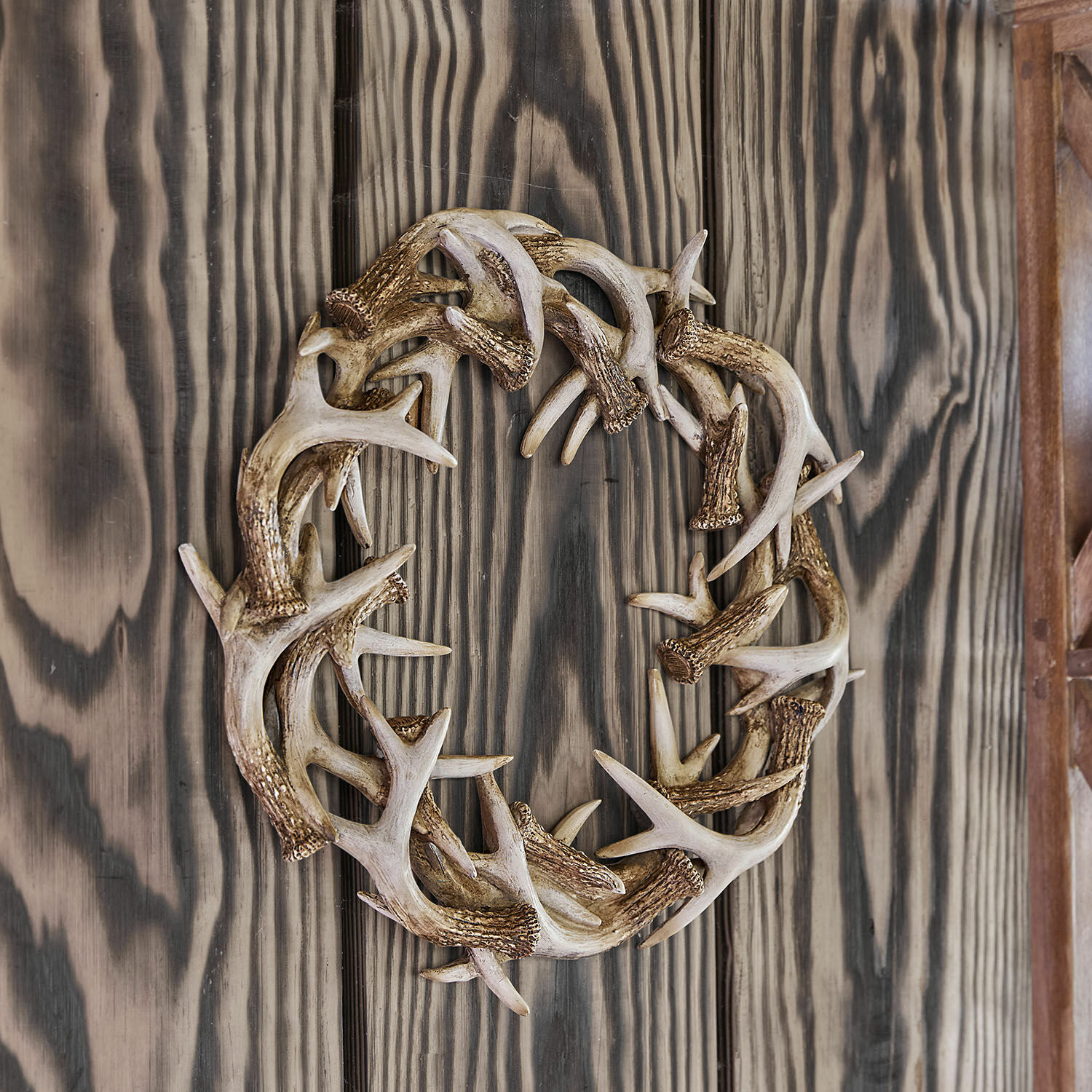 Krans Inglewood Decoratieve krans van imitatiegewei in natuurlijke kleur op houten achtergrond, rustieke wanddecoratie