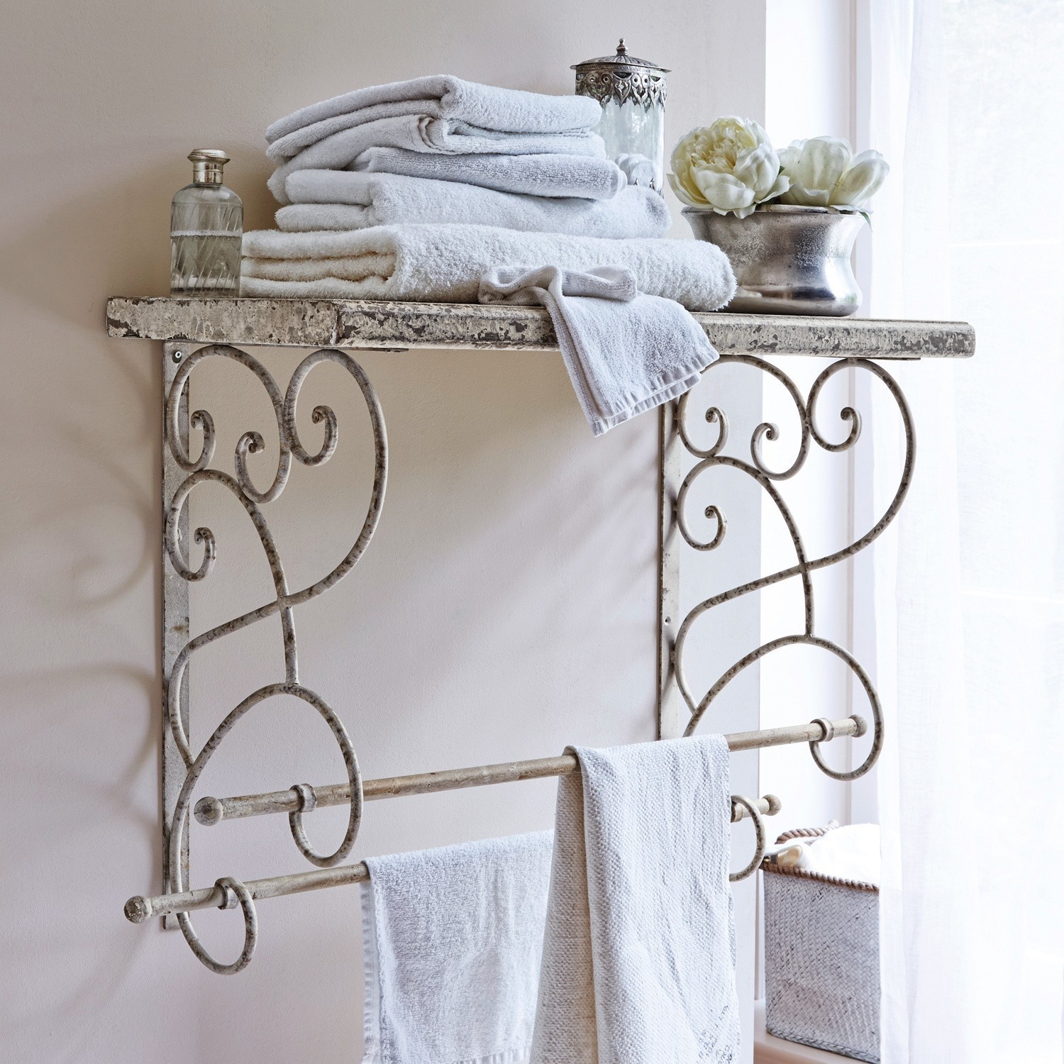 Handdoekenrek Lacelle Wandhanddoekhouder van metaal in verweerd wit met plank, vintage stijl voor badkamer