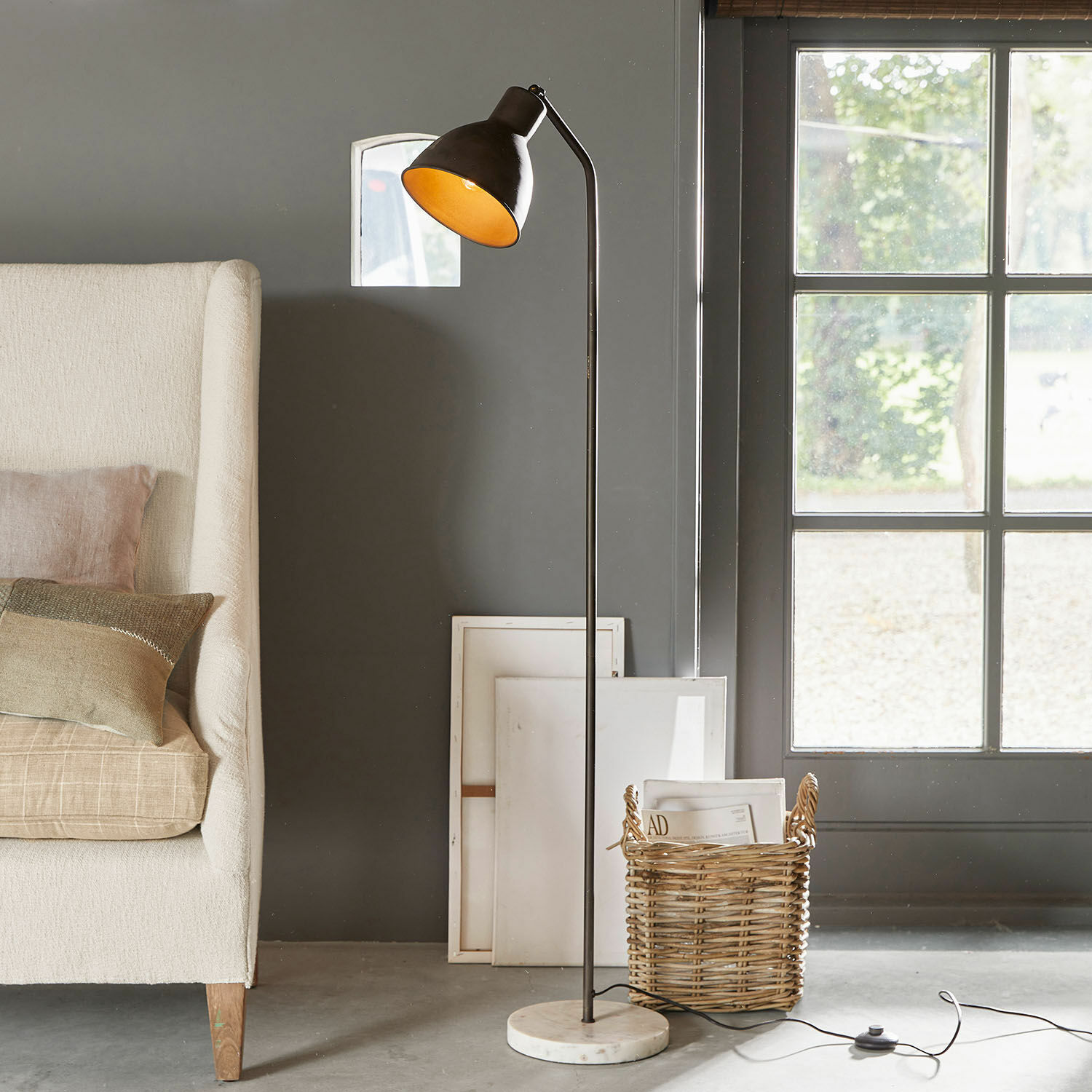 Vloerlamp van zwart metaal met witte marmeren voet, modern ontwerp voor woonkamer