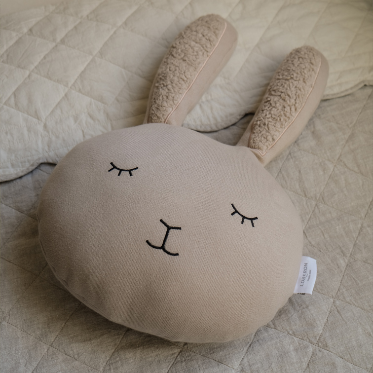 Beige kussen in konijnvorm van zachte stof met geborduurde ogen, decoratie voor kinderkamer