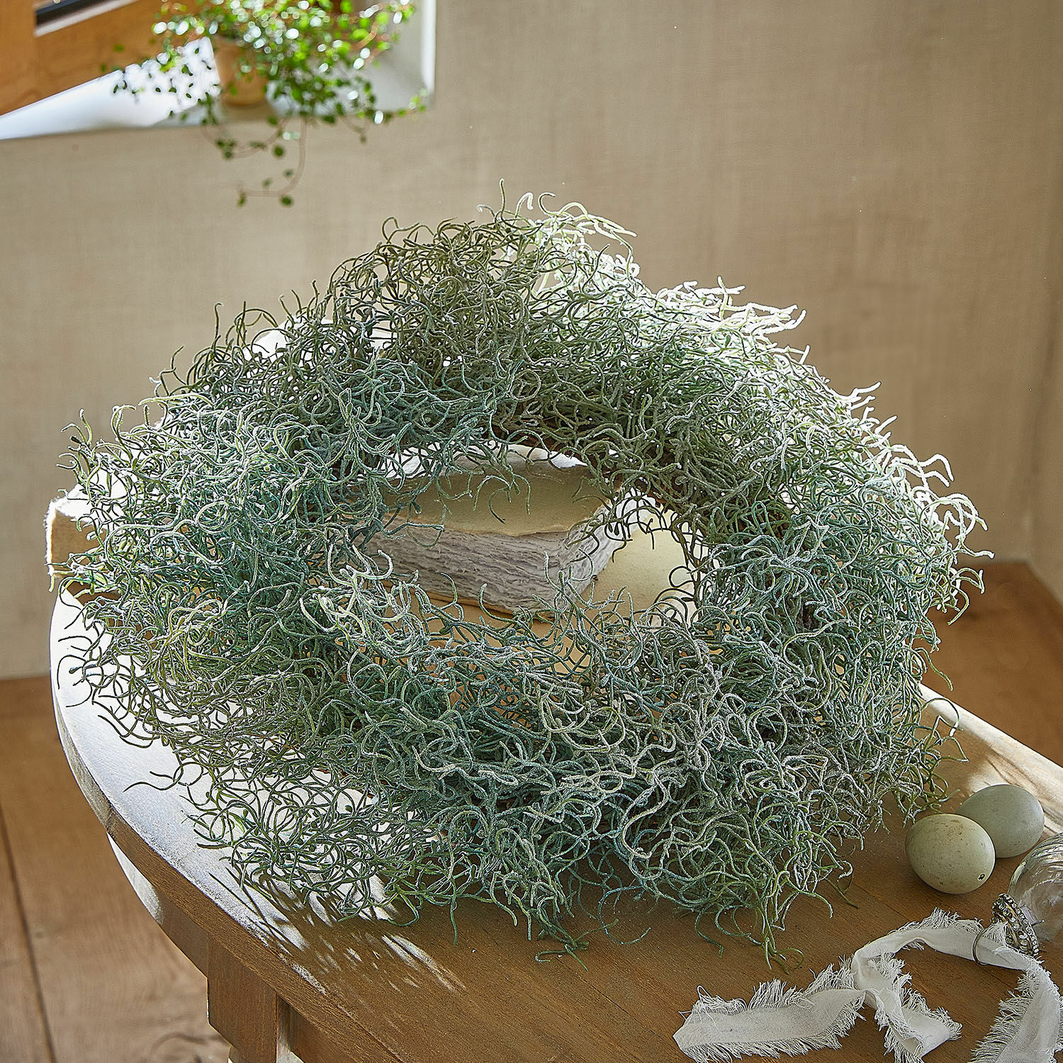 Krans Yuliven Decoratieve krans van groen mos op houten tafel, natuurlijke interieurdecoratie