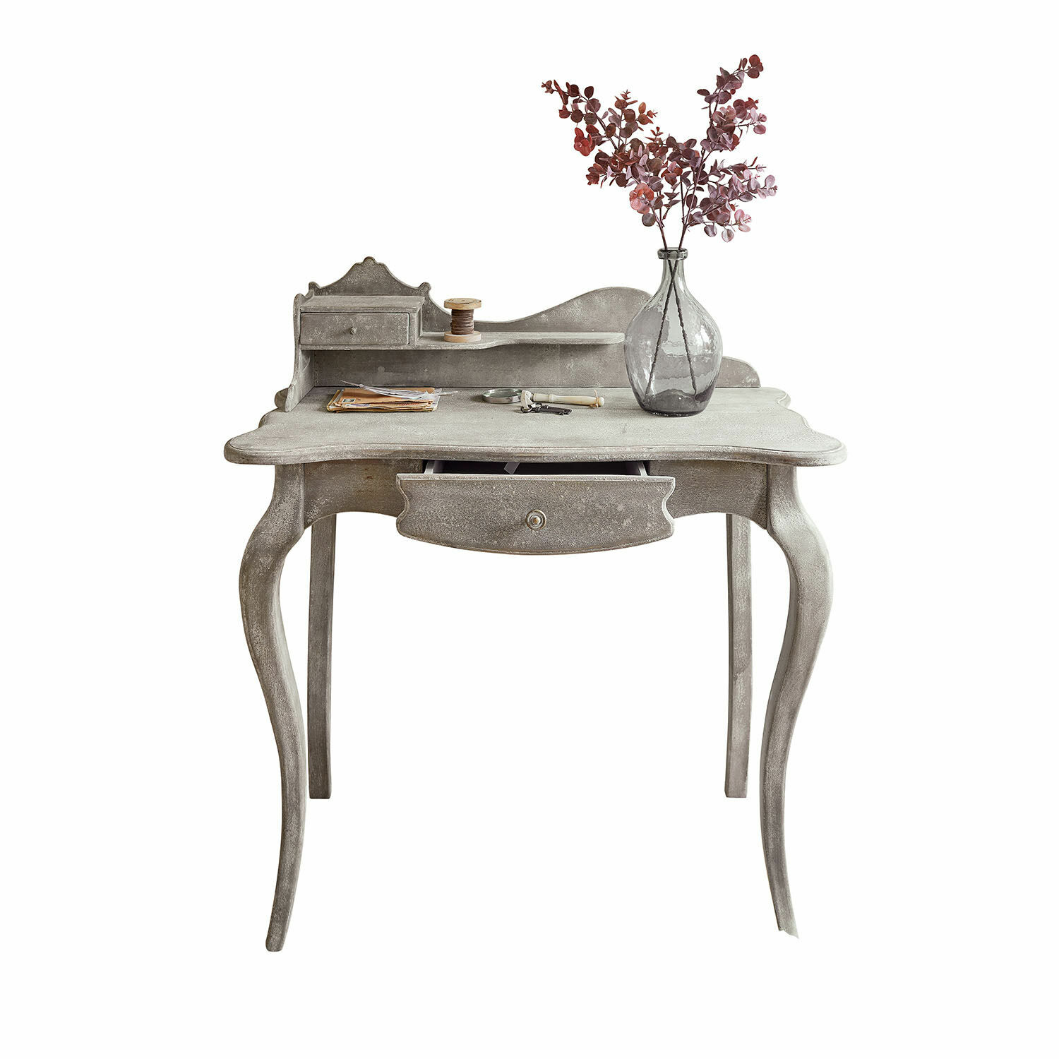 Wandtafel Loustain Grijze houten schrijftafel met sierlijke poten en lade, versierd met vaas en gedroogde bloemen