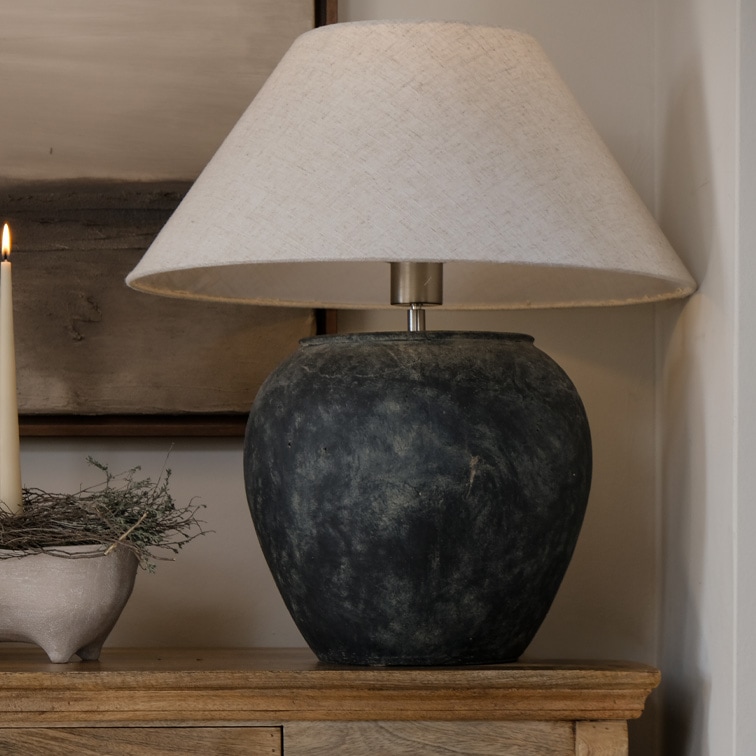 Tafellamp met zwarte keramische voet en beige kap, interieurdecoratie, woonkamerverlichting
