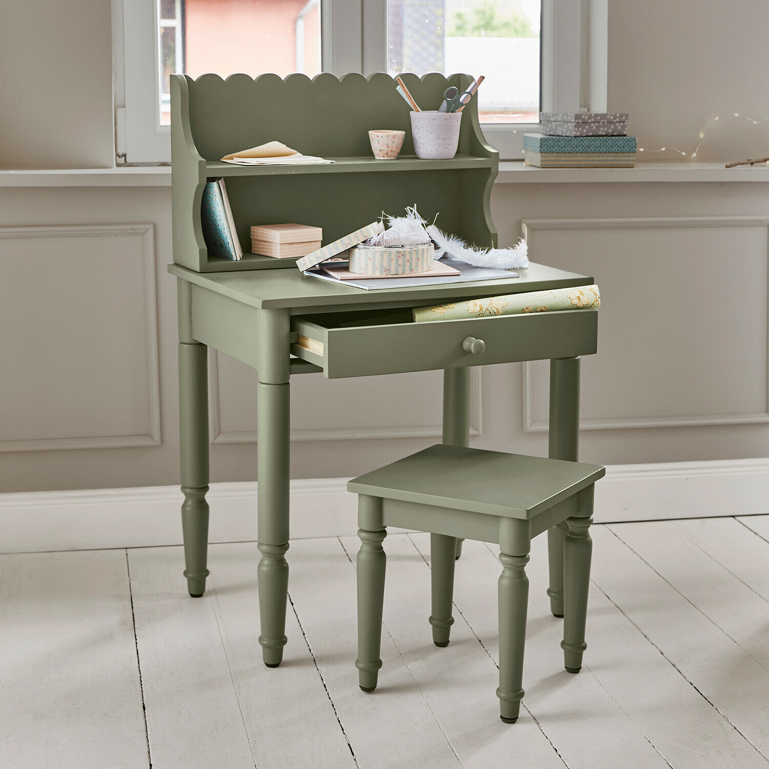 Groene houten schrijftafel met lade en kruk, klassiek ontwerp voor kinderkamer