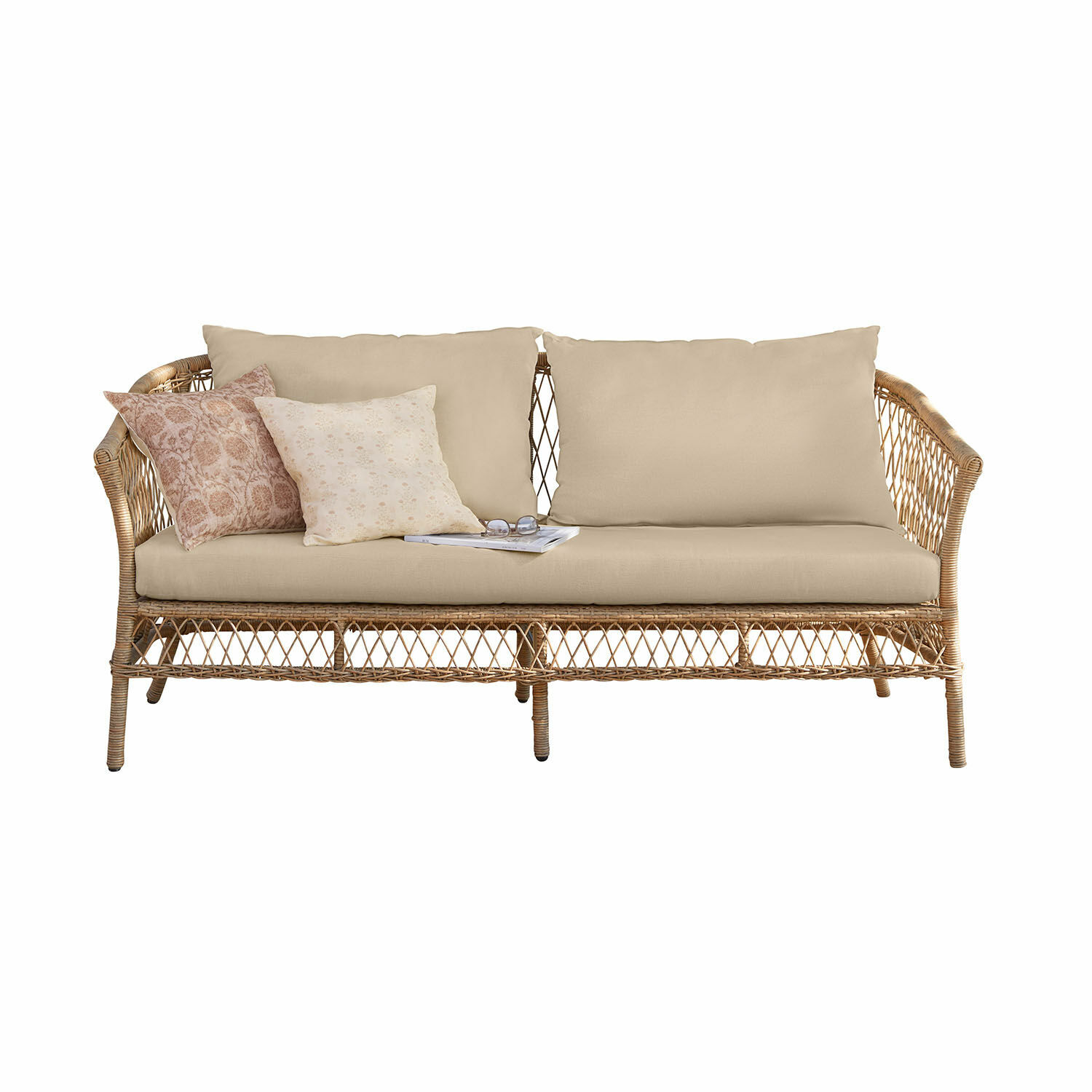 Bank Farington Rotan bank met beige kussens en decoratieve kussens in zachte pasteltinten