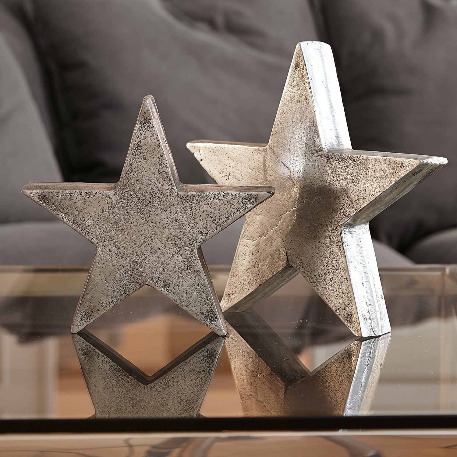Decoratiester set van 2 Big Star Decoratieve metalen sterren in zilver op glazen tafel, stijlvolle interieurdecoratie