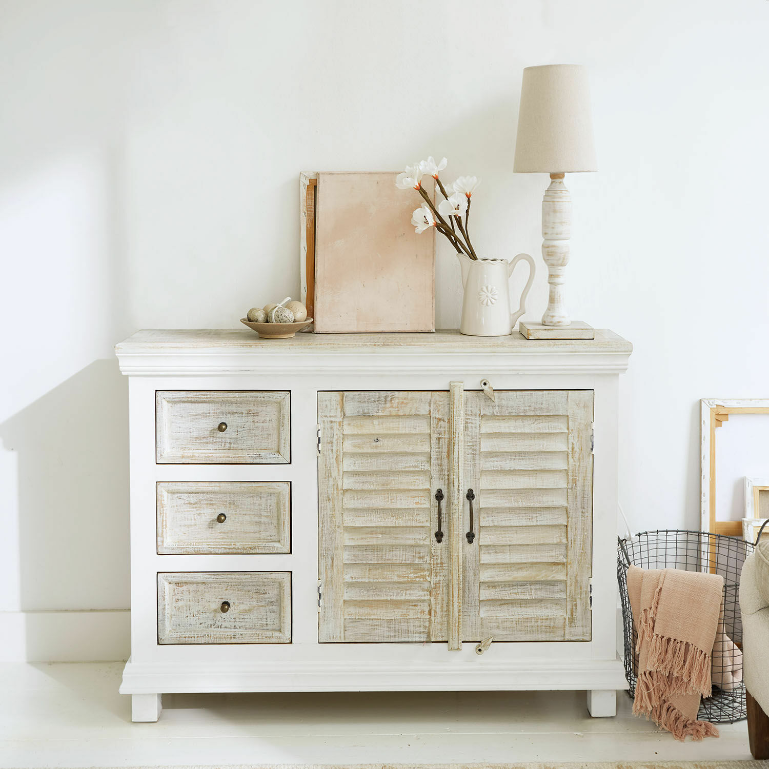 Ladekast Nevellique Witte houten dressoir met drie lades en dubbele luikdeuren in vintage stijl
