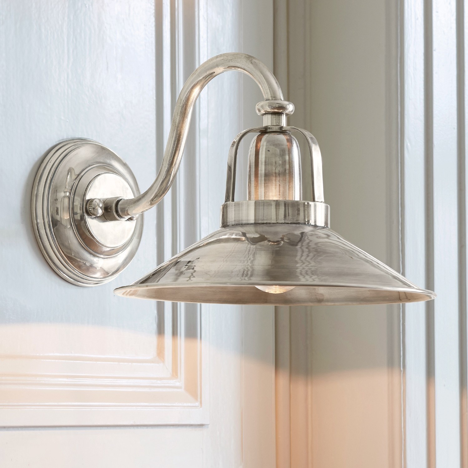 Wandlamp Timeon Metalen wandlamp in zilverkleur met brede kap voor stijlvolle binnenverlichting