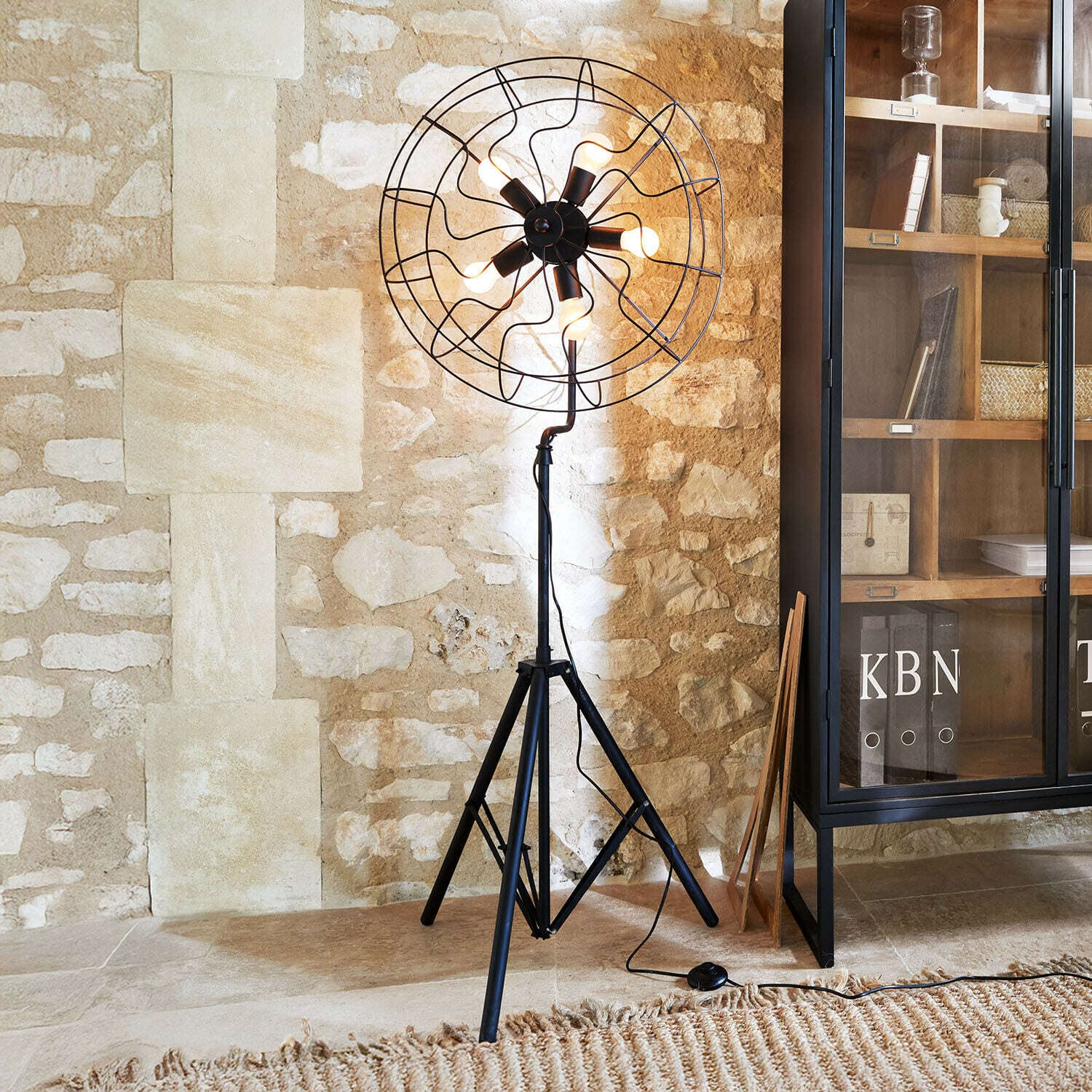 Vloerlamp Thunderfield Zwarte metalen vloerlamp op driepoot met industriële gloeilampen voor woonkamer