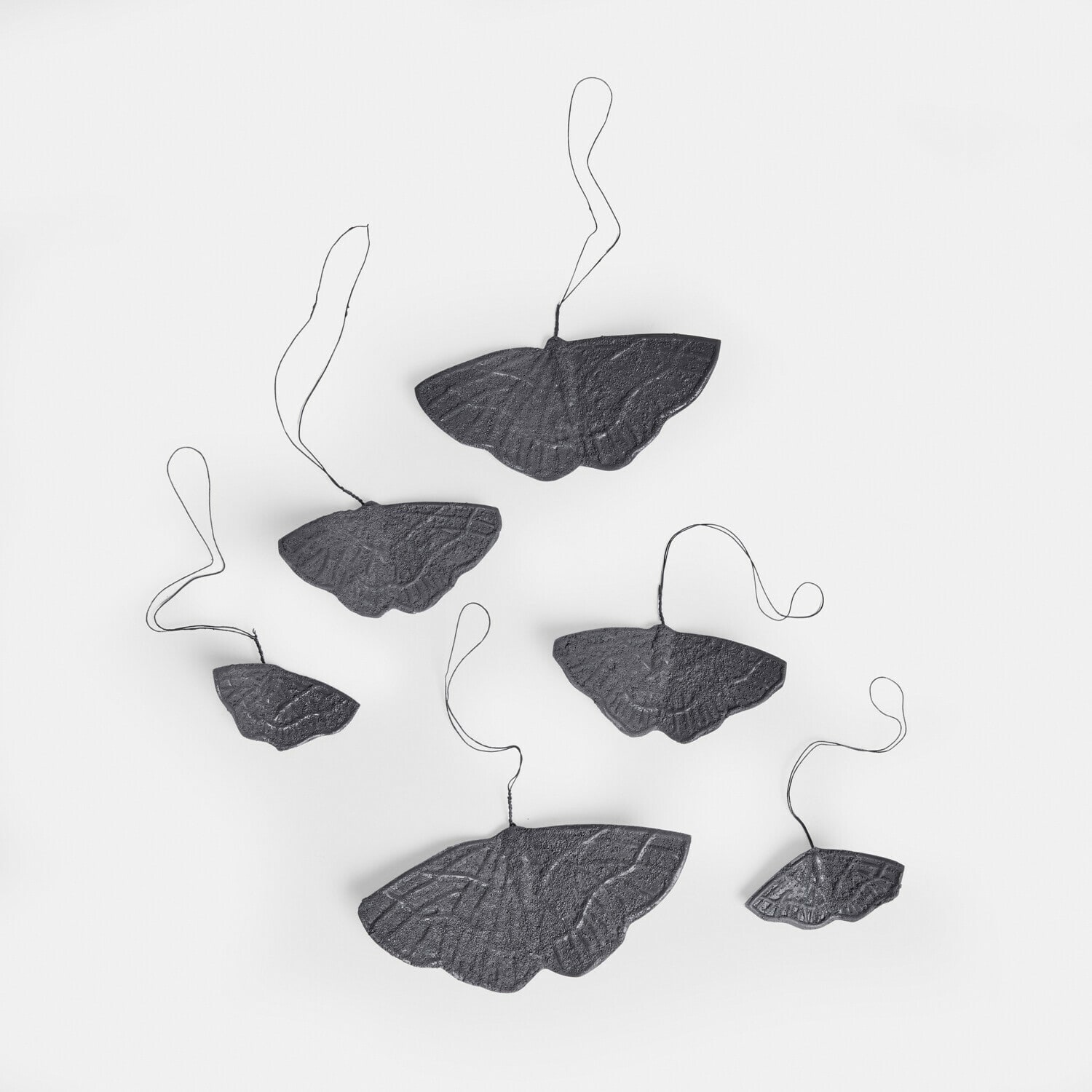 Hanger set van 6 Orlenaith Set zwarte metalen vlinderdecoraties met ophanglus, wand- of feestdecoratie