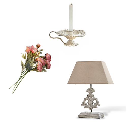 Franse decoratieset met witte metalen kandelaar, roze bloemen en lamp met beige kap