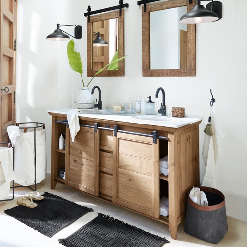 Houten badkamermeubel met wit blad, twee spiegels en moderne verlichting, decoratieve accessoires