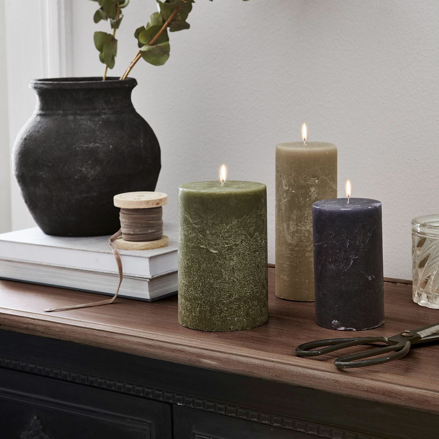 Kaars set van 3 Pretin Drie brandende kaarsen in groen, beige en zwart op houten blad met decoraties