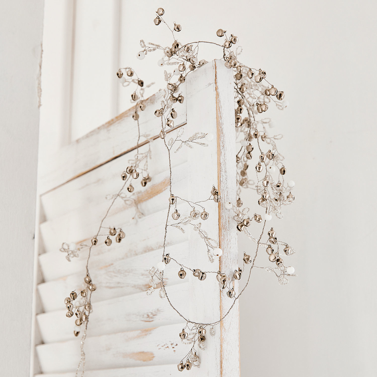 Guirlande Meulers Fijne decoratieve slinger met zilverkleurige metalen belletjes op witte achtergrond