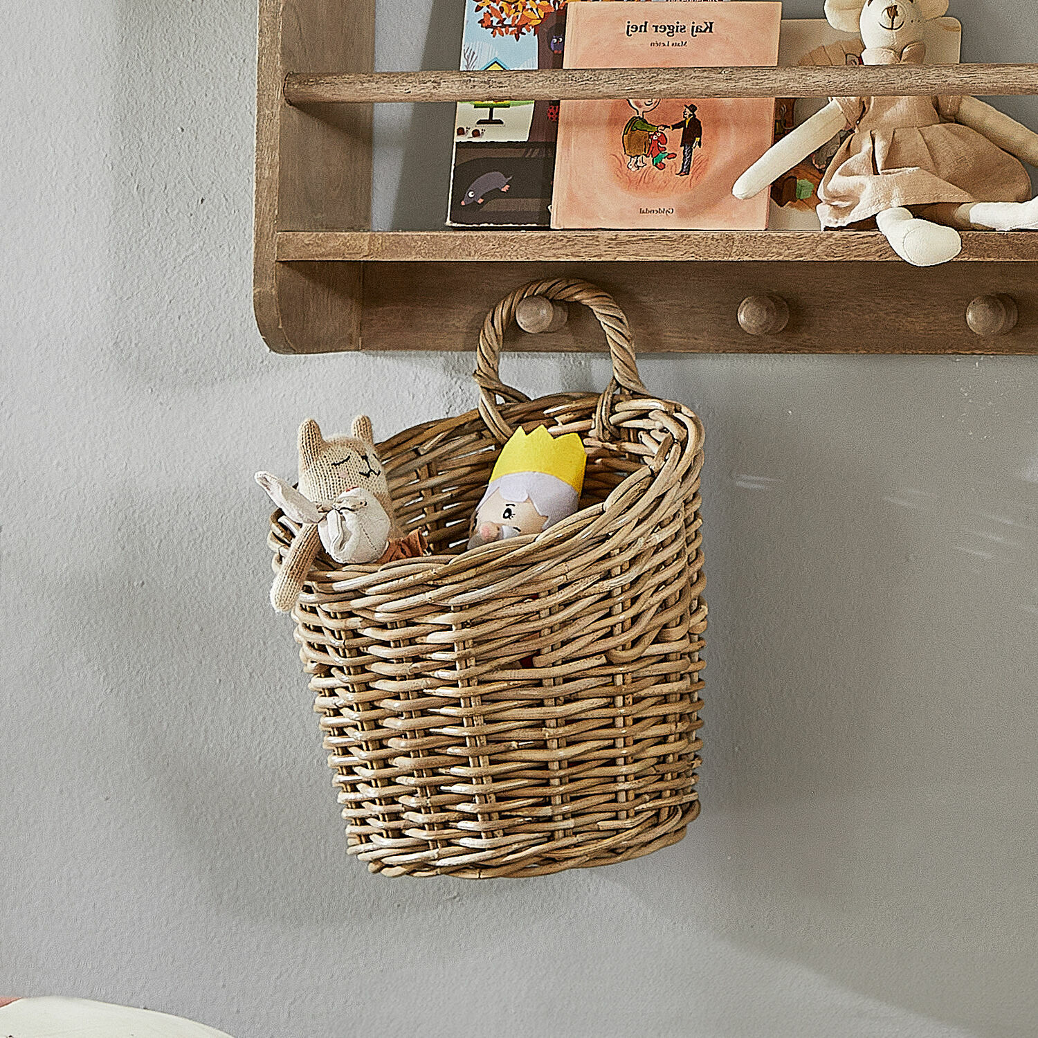 Natuurlijke hangende rieten mand met speelgoed, praktische opbergoplossing voor kinderkamer