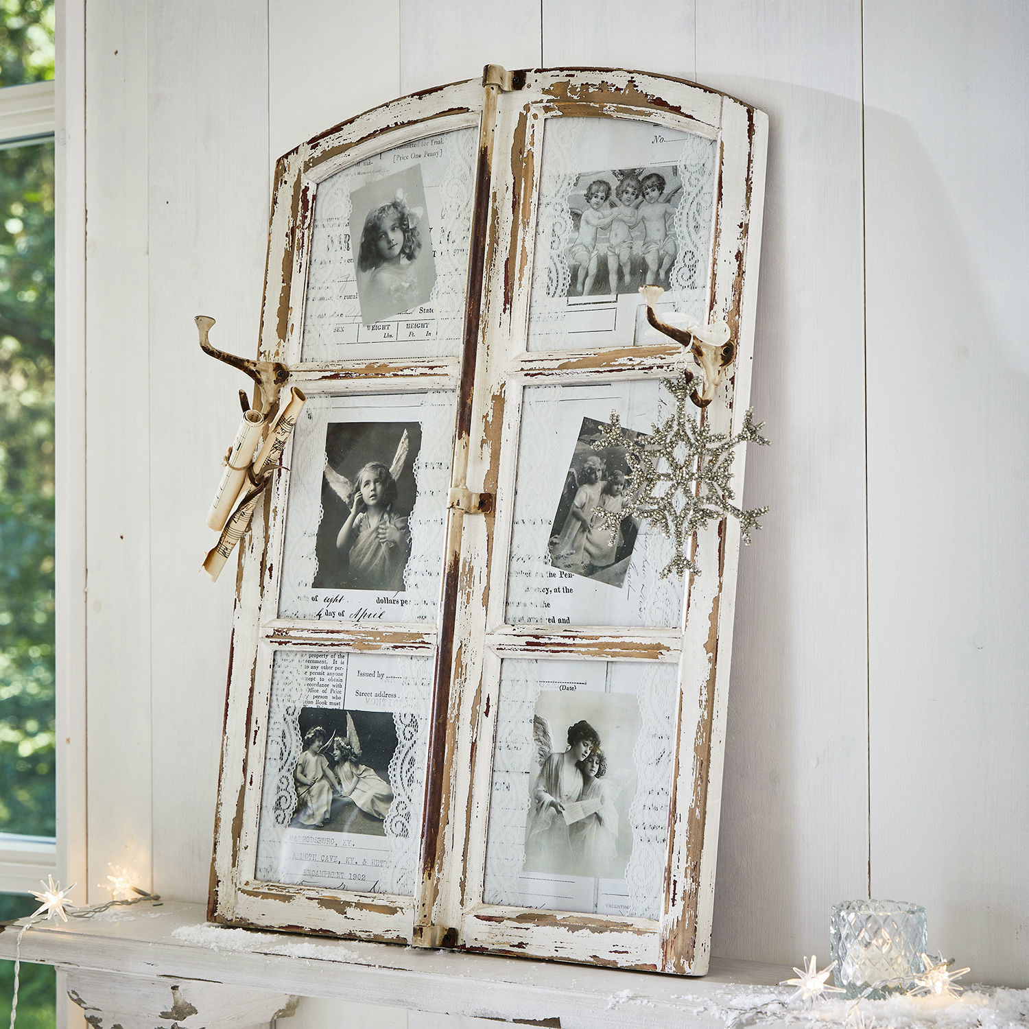 Rustieke houten fotolijst met verweerde witte verf en metalen haken voor wanddecoratie