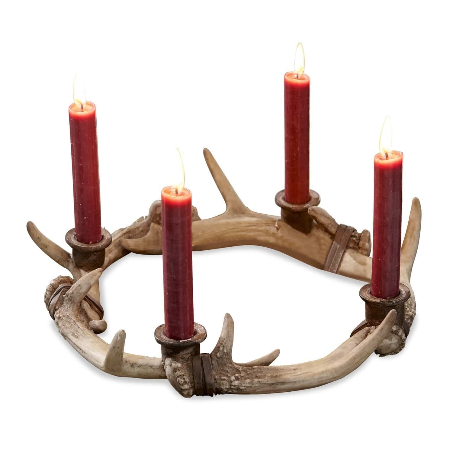 Rustieke kandelaar van gewei met vier rode kaarsen, sfeervolle woondecoratie