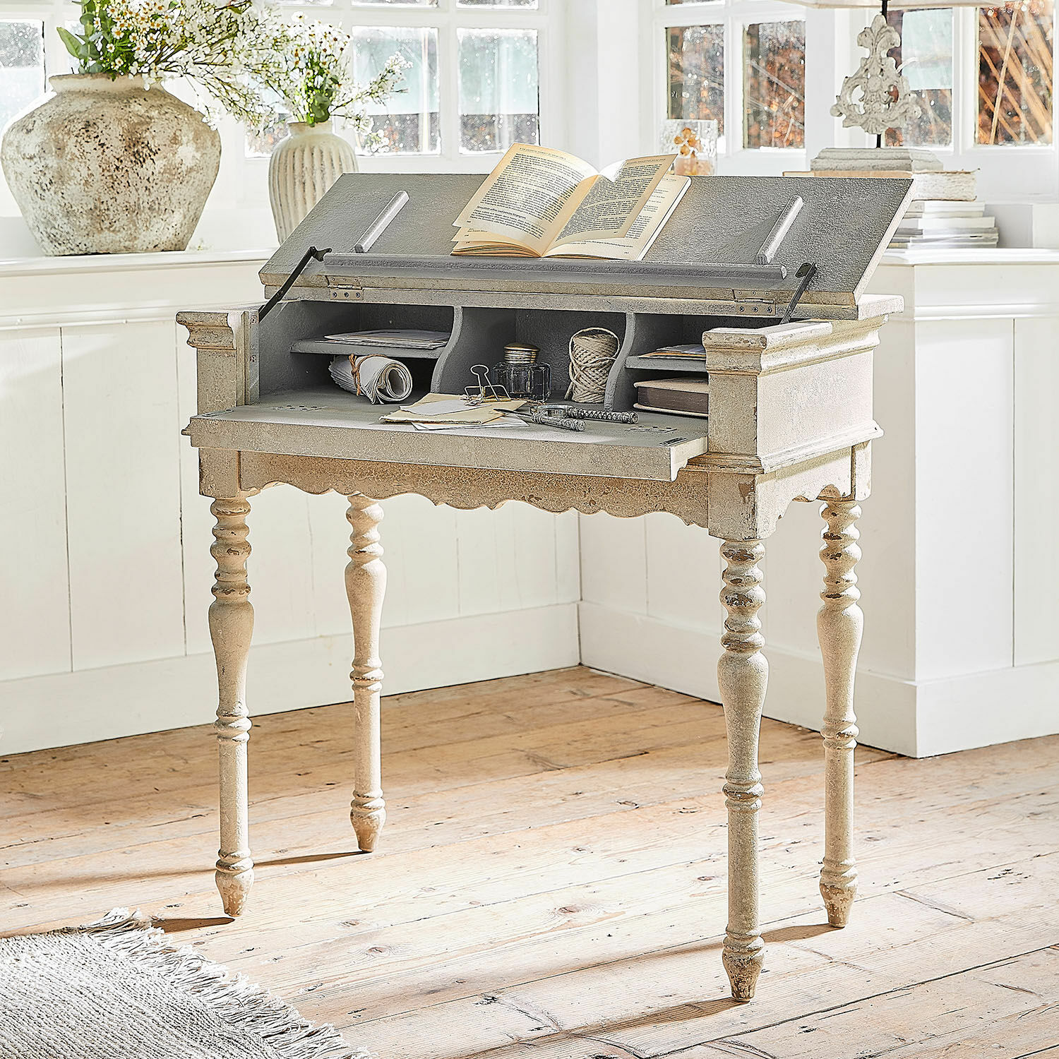 Wandtafel Arterton Vintage houten bureau in lichtbeige met open klapblad en vakken voor documenten in lichte kamer