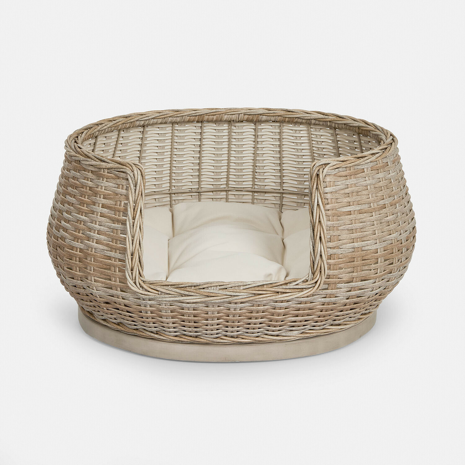 Bruin rieten huisdierbed met crème kussen, comfortabel en duurzaam bed voor huisdieren