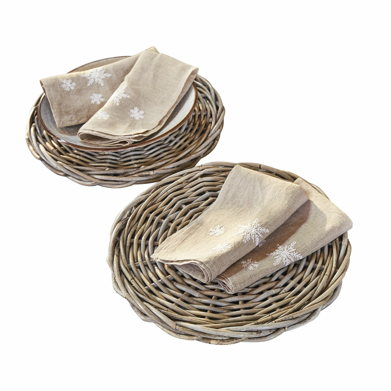 Placemat set van 2 Bland Beige linnen servetten met witte sneeuwvlokken op ronde rieten placemats voor op tafel