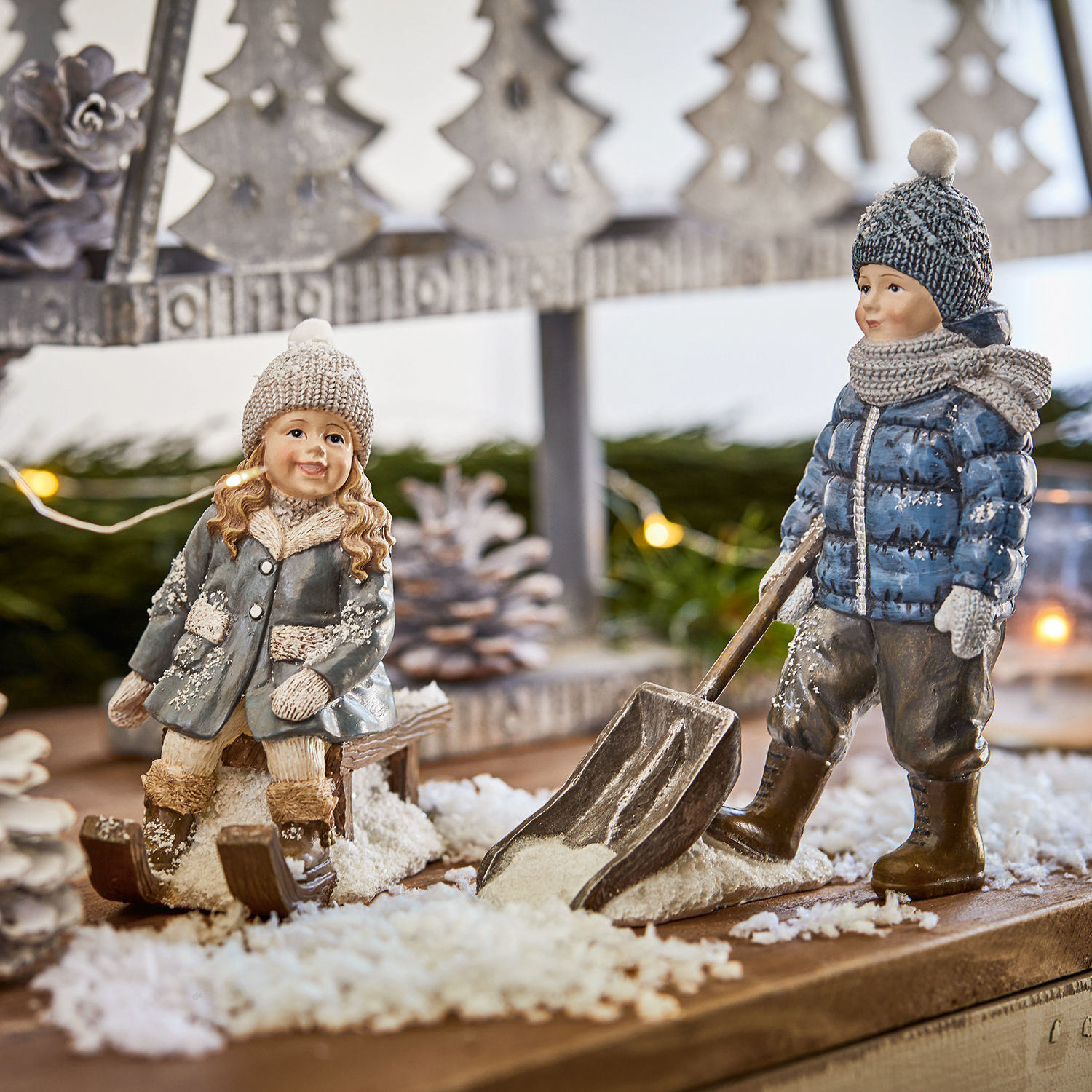 Figuurtje, set van 2 Arue Keramische kinderfiguren in winterkleding op decoratieve sneeuw voor kerstdecoratie