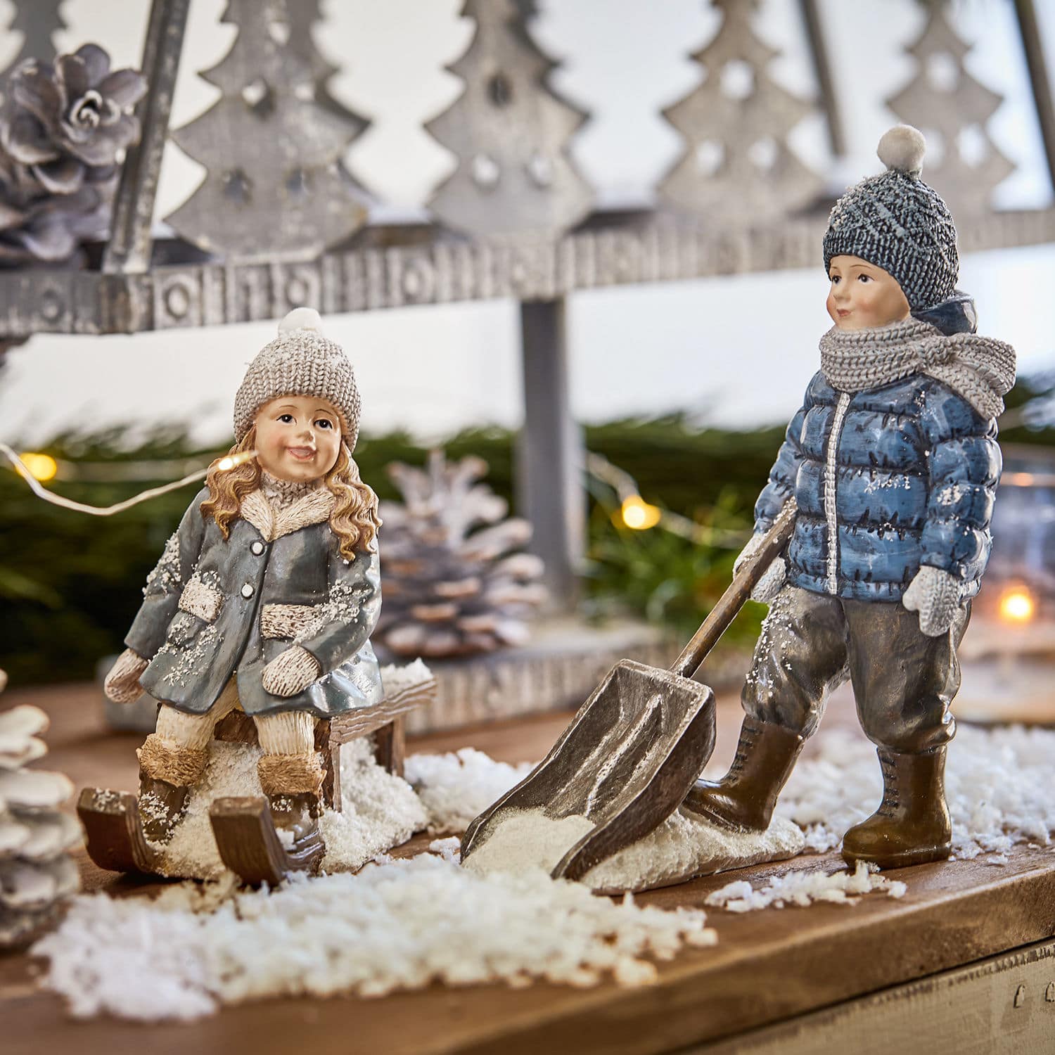 Figuurtje, set van 2 Arue Keramische kinderfiguren in winterkleding op decoratieve sneeuw voor kerstdecoratie