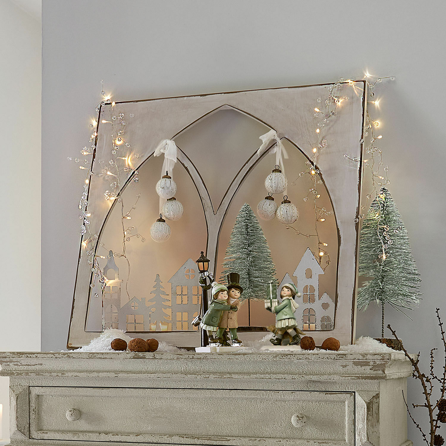 Lichtsnoer set van 2 Neviane Kerstdecoratie met kinderfiguren, kerstbomen en lichtjes op een vintage houten ladekast