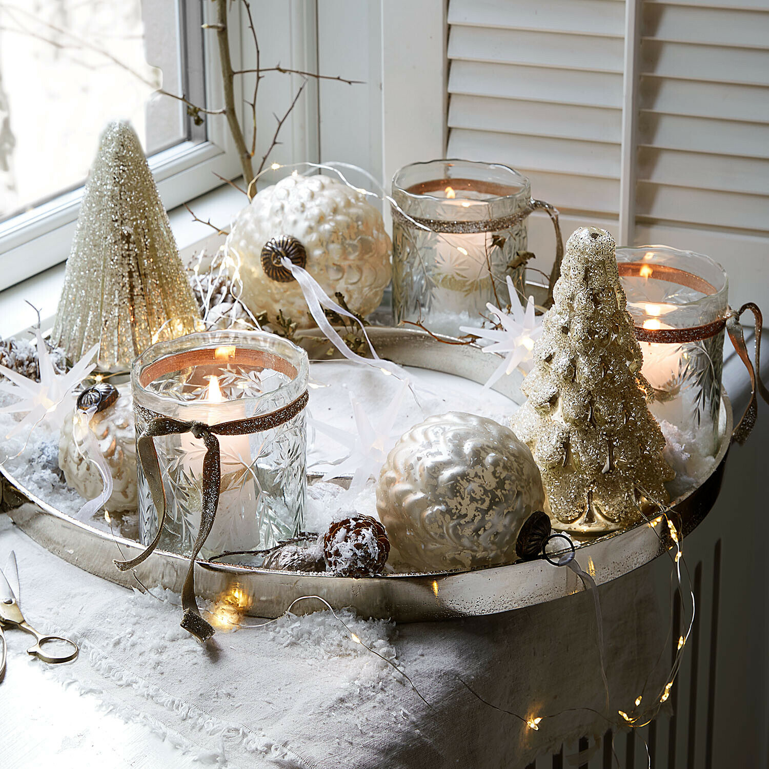 Windlicht set van 3 Selhild Decoratief zilveren dienblad met kerstversiering en kaarsen in glazen lantaarns op een wit tafelkleed