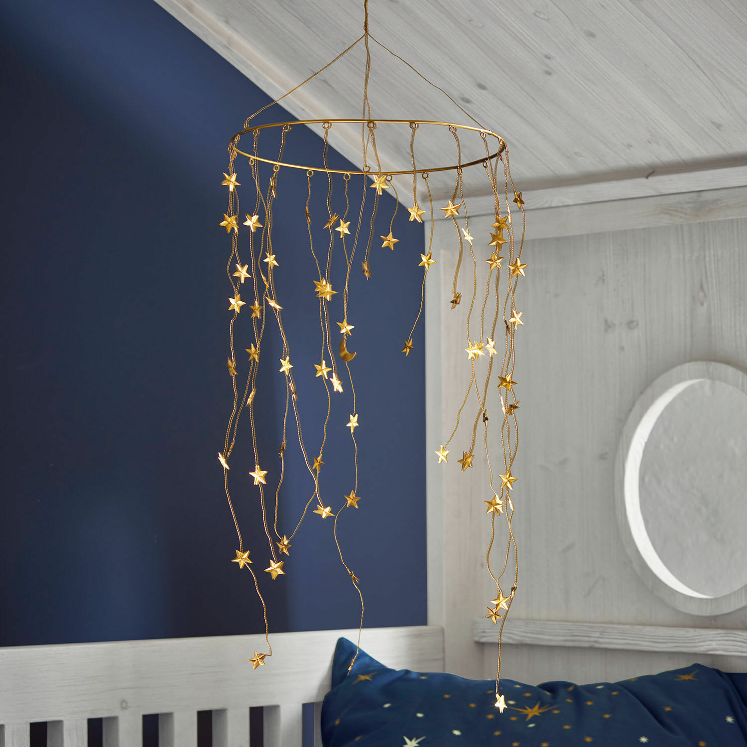 Gouden metalen hangende decoratieve mobiel met sterren en maan voor kinderkamer