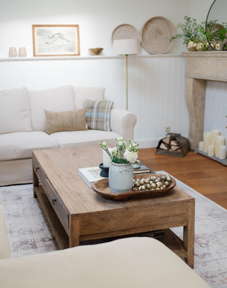 Woonkamer met houten salontafel en beige bank, Scandinavische stijl decoratie