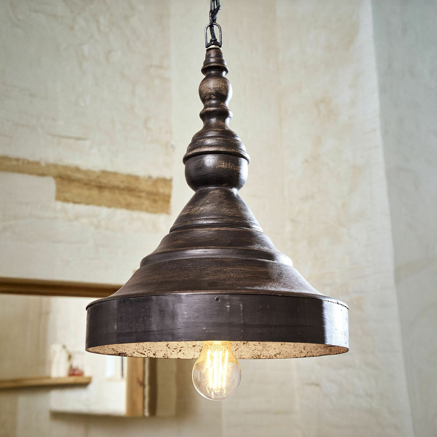 Hanglamp van donkerbruin metaal met zichtbare gloeilamp, industriële stijl voor interieur