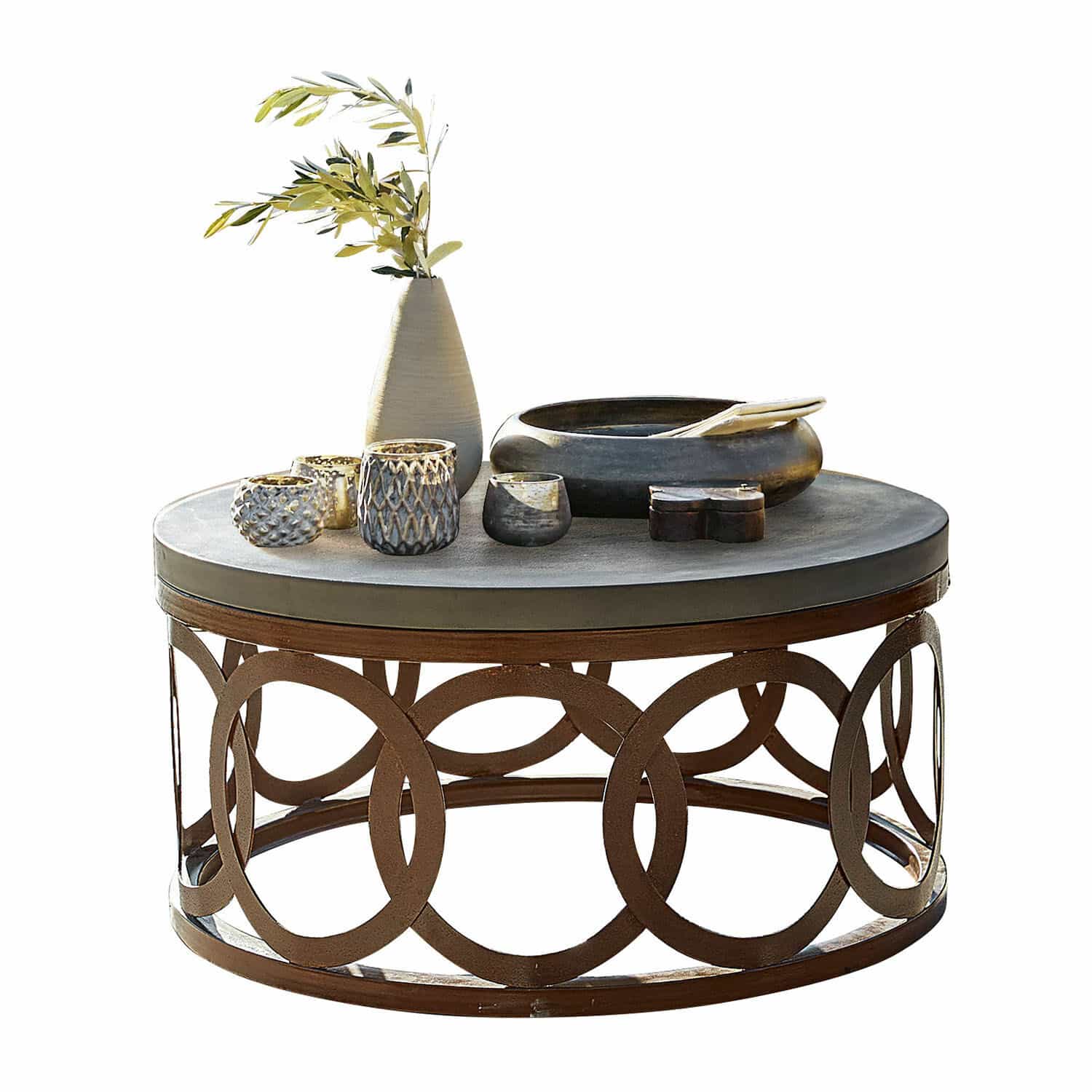 Salontafel Boécourt Ronde salontafel met roestkleurige metalen basis en betonnen blad, decoraties erop geplaatst