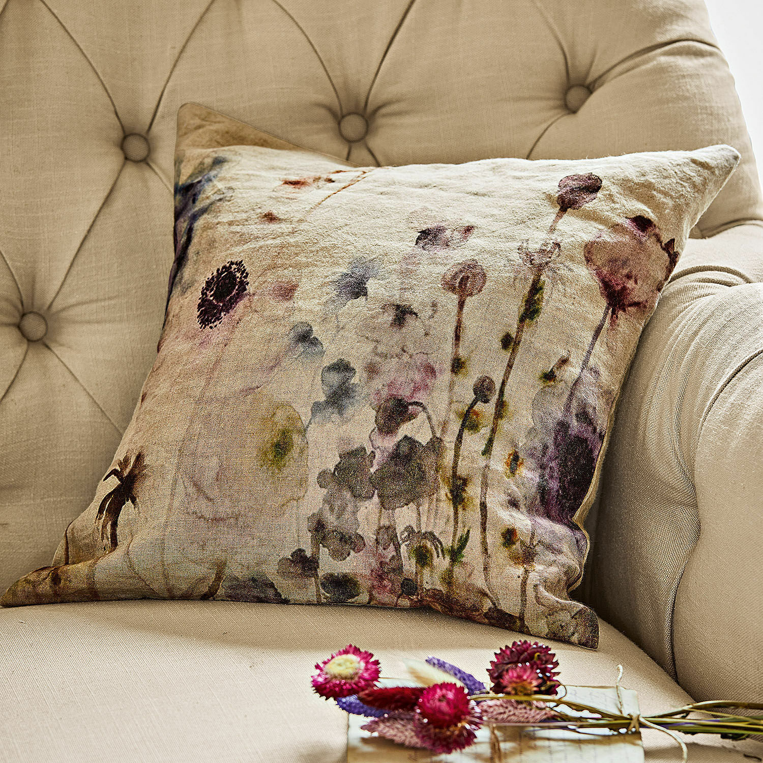 Kussenhoes Passanja Beige sierkussen met bloemenprint op beige gestoffeerde stoel, stijlvolle interieurdecoratie