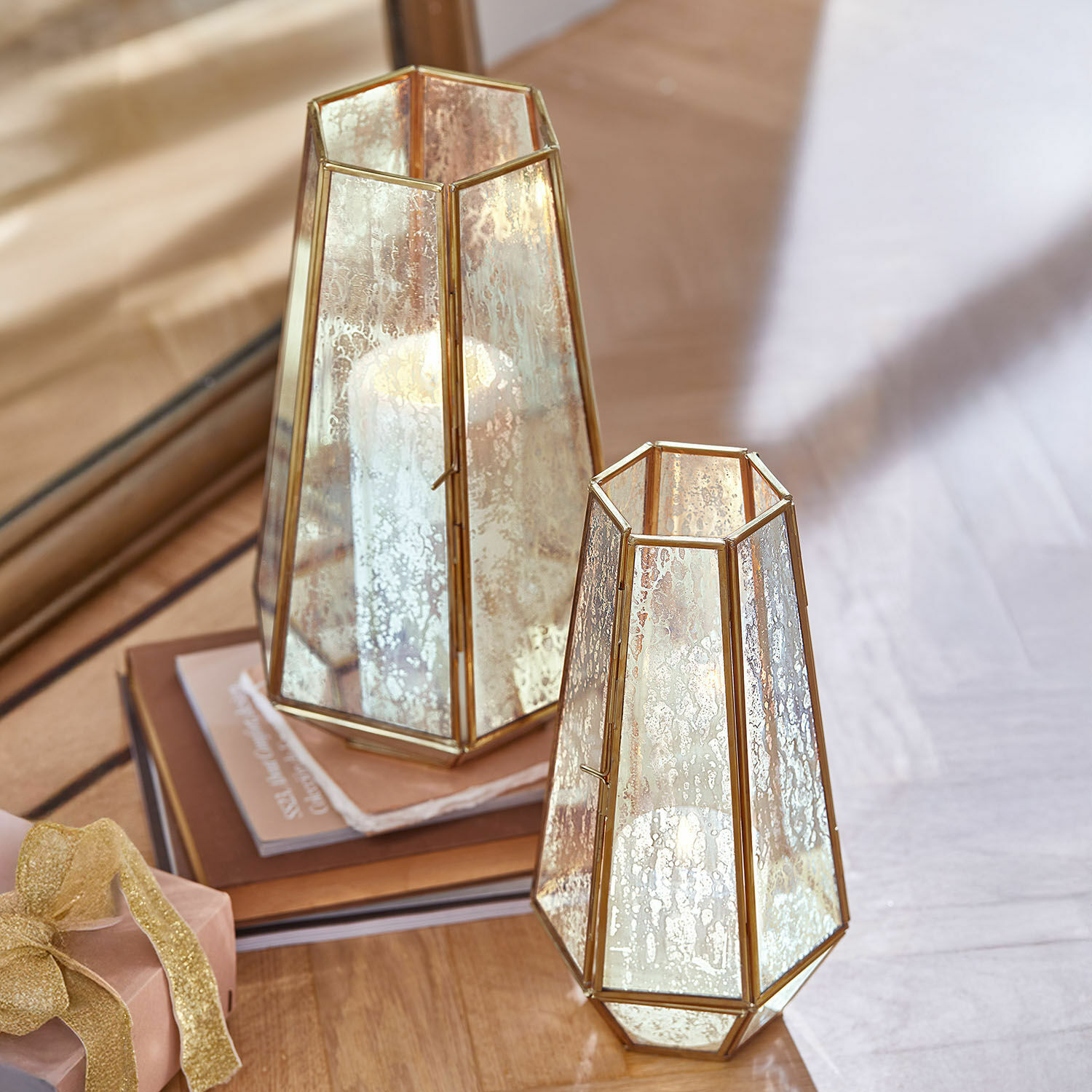 Set van twee lantaarns van glas en goudkleurig messing met verouderd spiegel-effect, interieurdecoratie