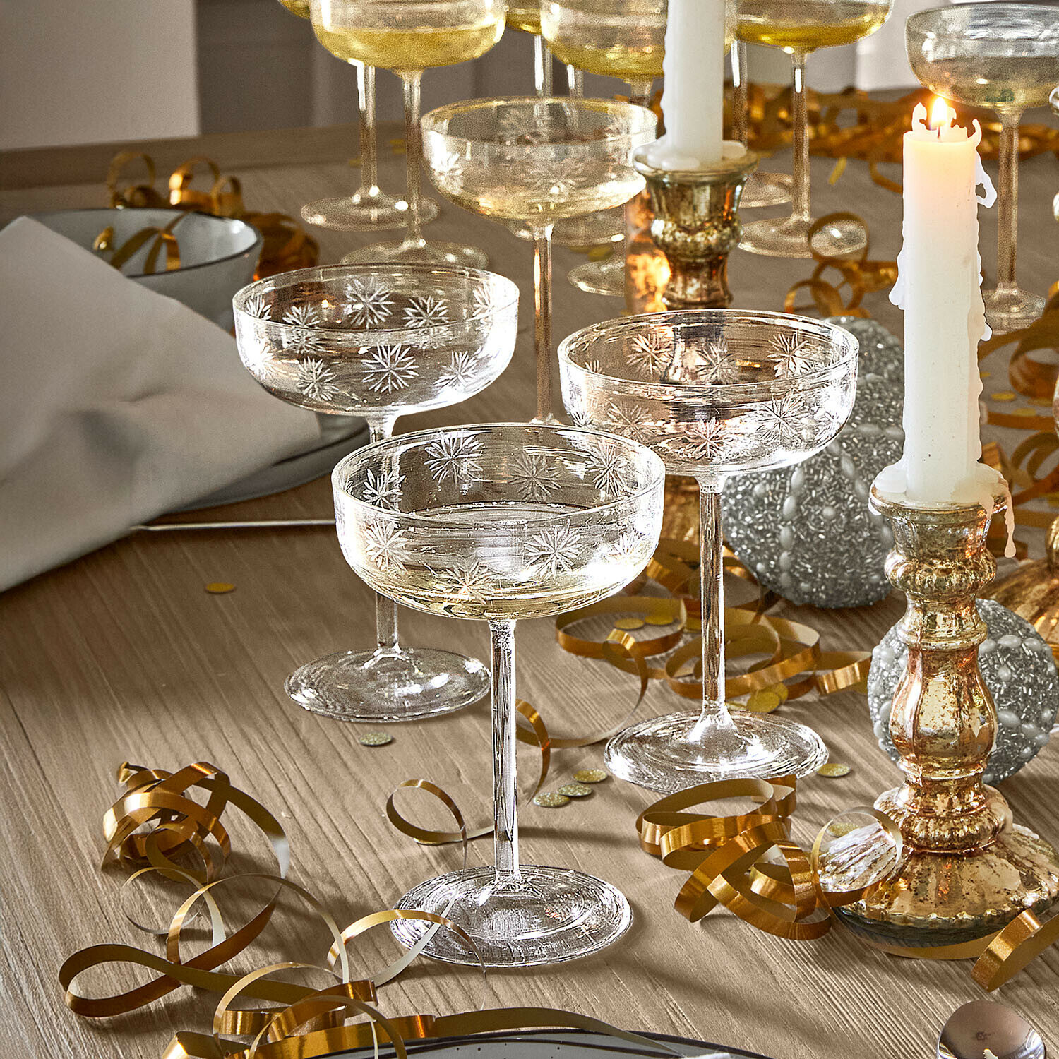 Glas set van 6 Haverly Champagneglazen van glas met gegraveerd sterrenpatroon op houten tafel met feestdecoratie