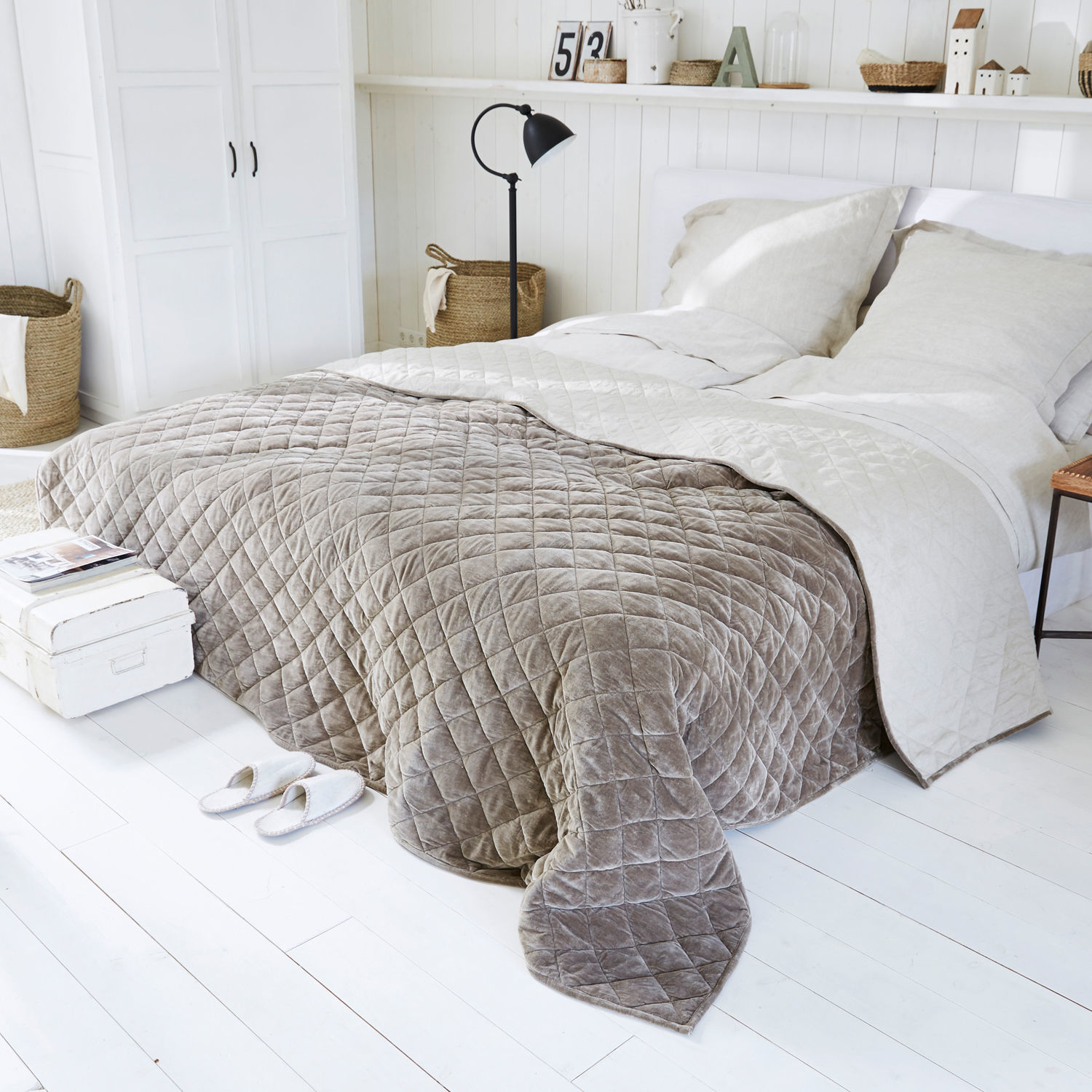 Quilt Verdier Gezellig gewatteerd bedsprei in beige en grijs van zacht materiaal, slaapkamerdecoratie