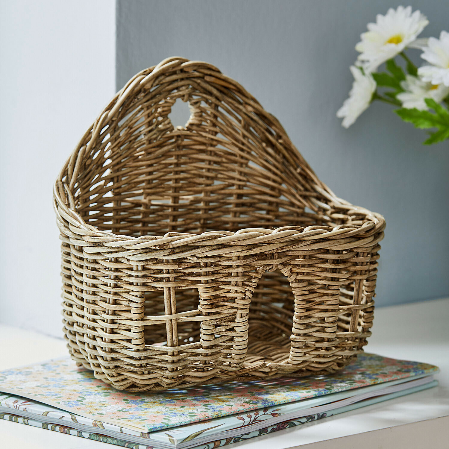 Rieten mand in huisvorm in natuurlijke kleur voor decoratie en opbergen