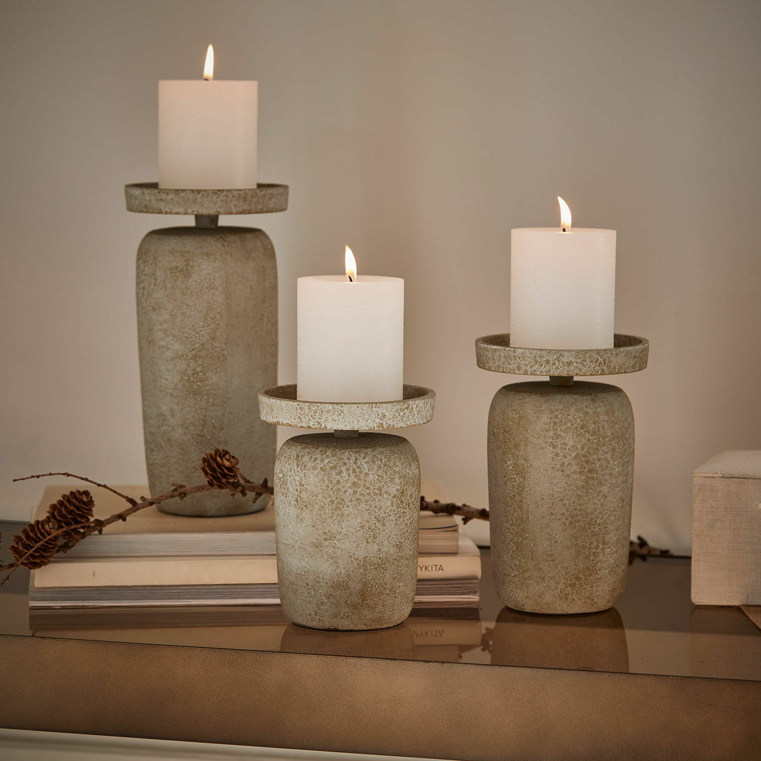 Kaarsenhouder set van 3 Amsley Set van drie beige stenen kandelaren met witte kaarsen, stijlvolle woondecoratie