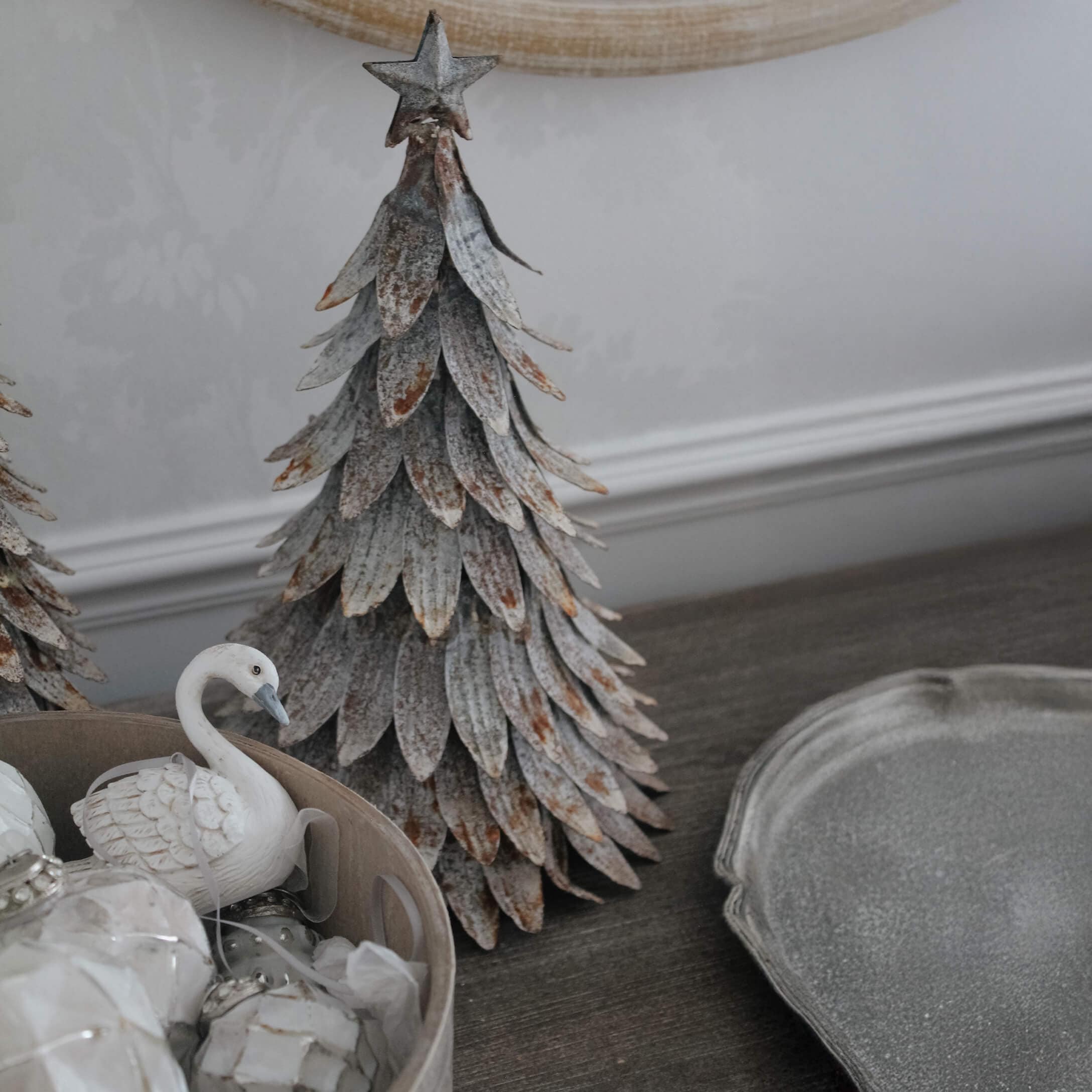Decoratieve metalen kerstboom met ster bovenop in rustieke stijl voor feestelijke decoratie