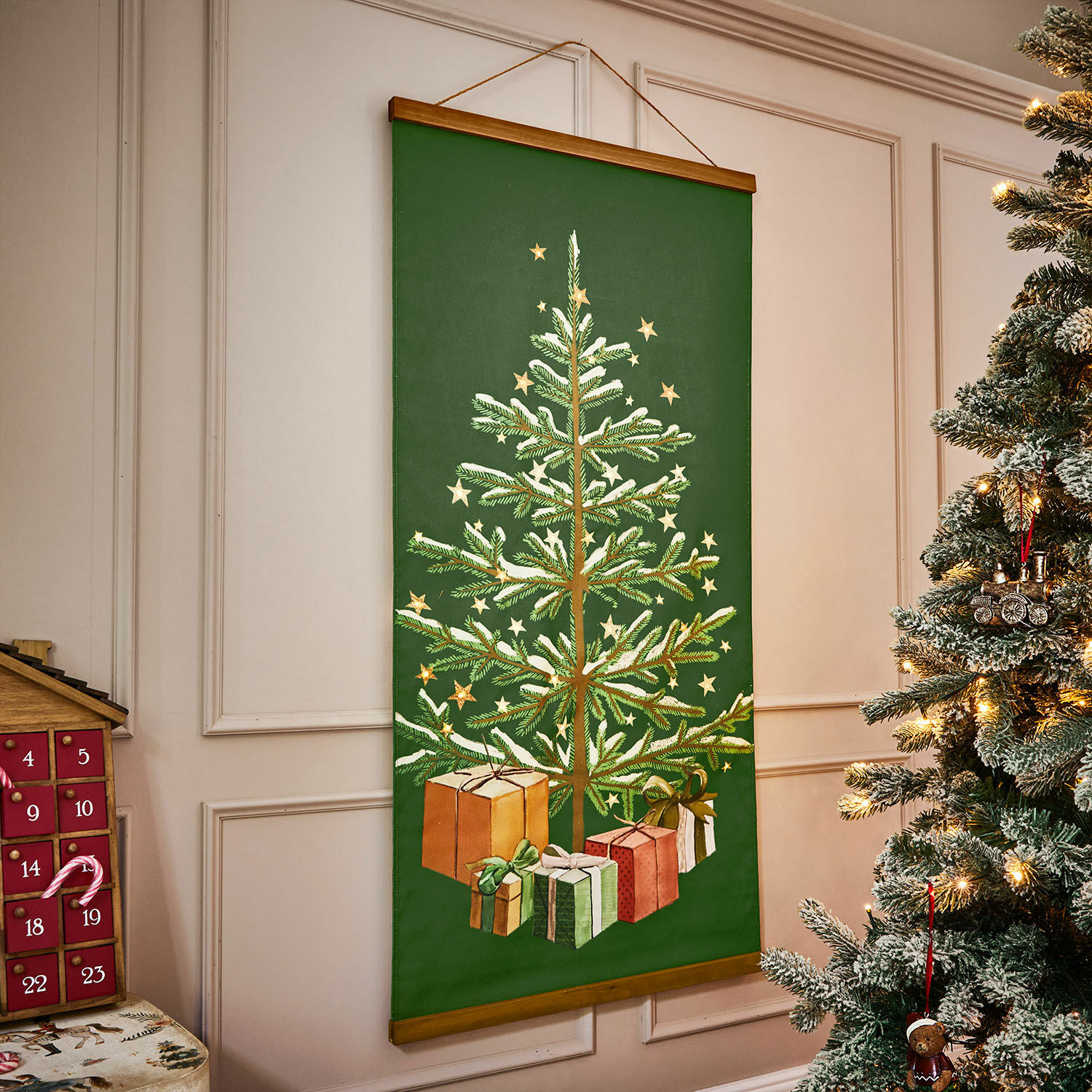 Groene kerstposter met kerstboom en cadeaus, feestelijke wanddecoratie voor kerst, traditioneel thema