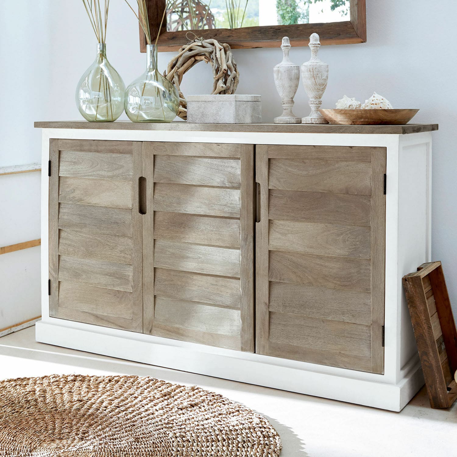 Dressoir Frapelle Dressoir van mangohout in wit en naturel met decoraties en ronde jute vloerkleed